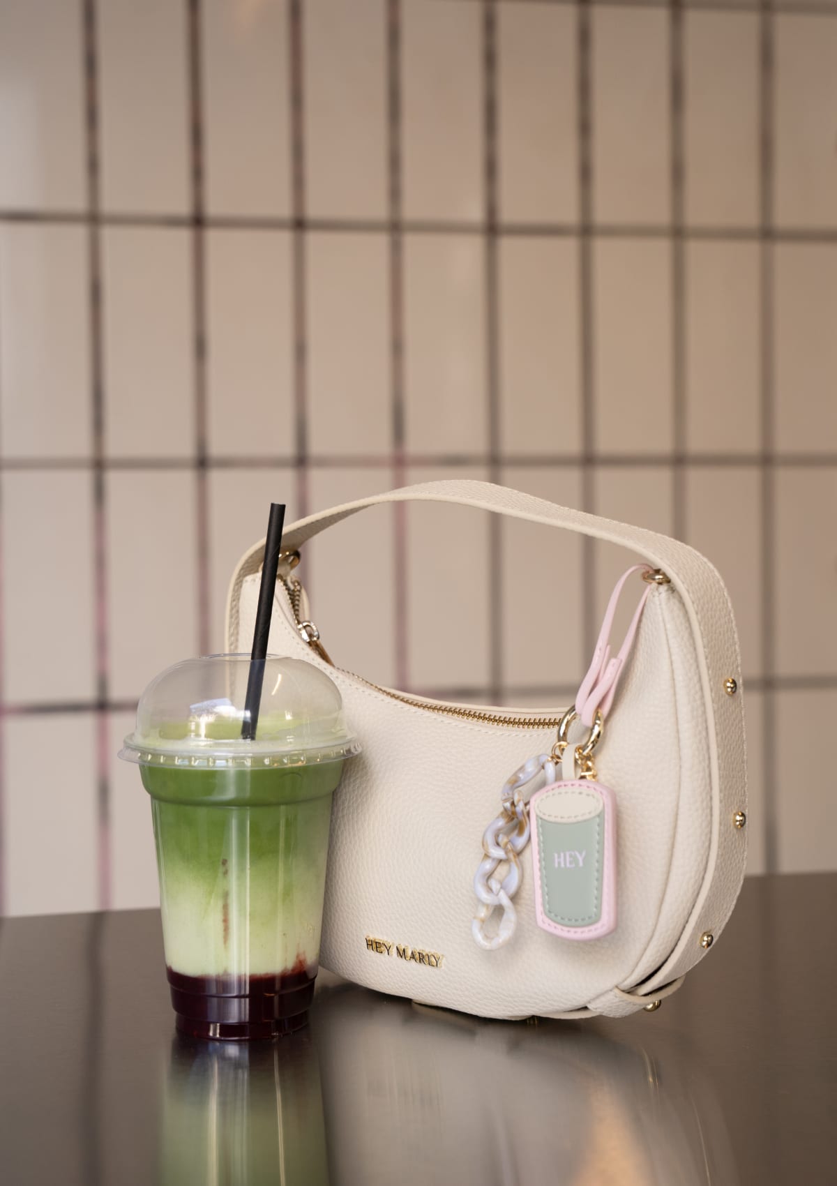 Tragebild mit Model auf neutralem Hintergrund des Produktes Matcha Charm in der Farbe Desert Sage