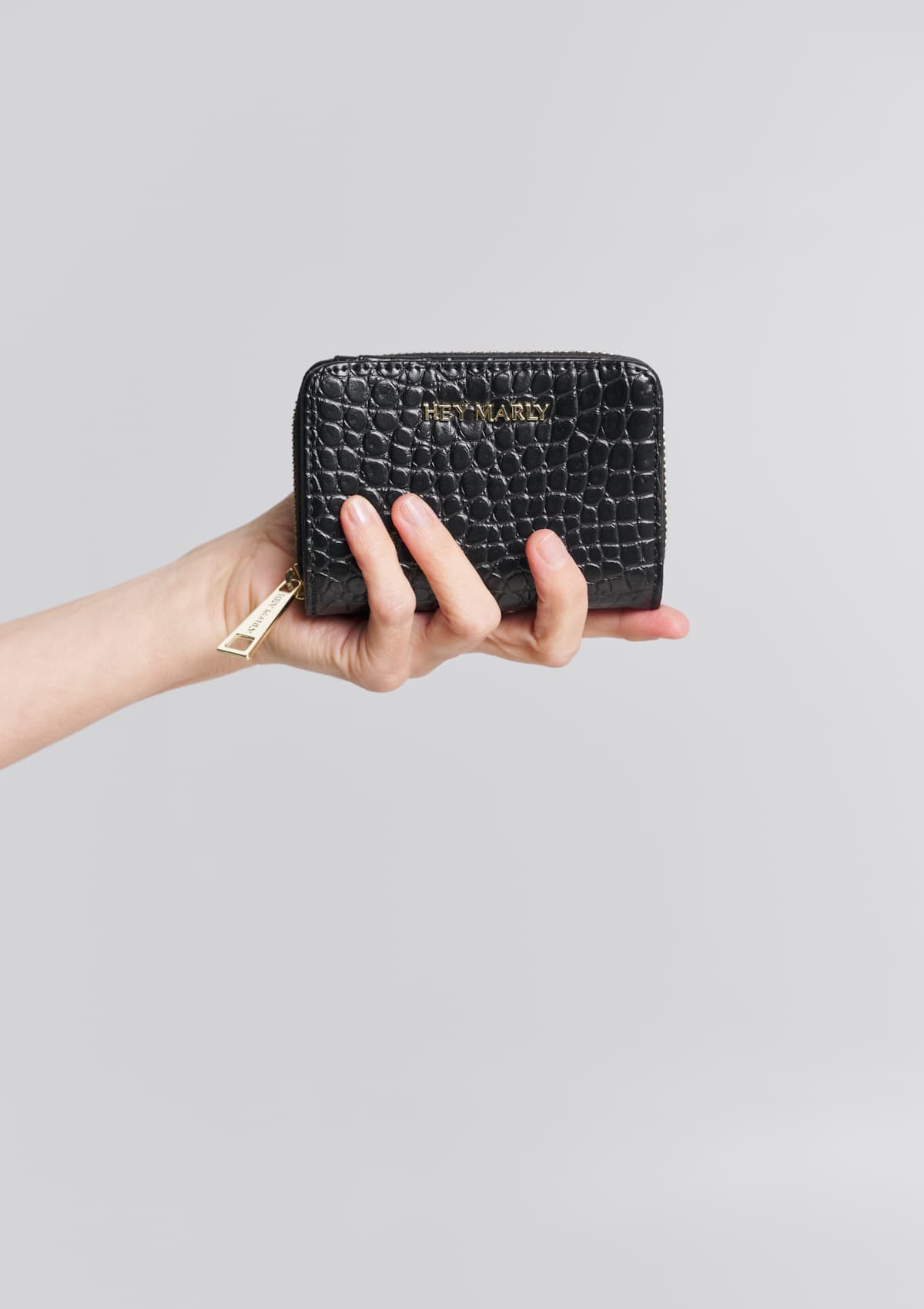 Tragebild mit Model auf neutralem Hintergrund des Produktes Sleek Petite Croco in der Farbe Black
