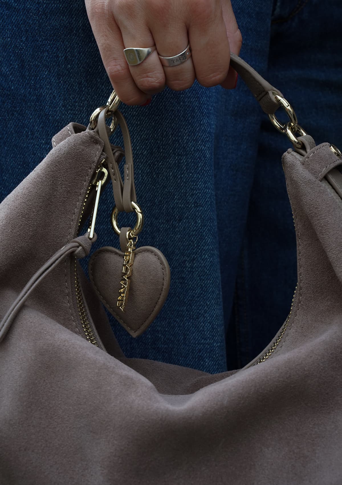 Produktabbildung auf neutralem Hintergrund des Produktes Heart Charm in der Farbe Mocha