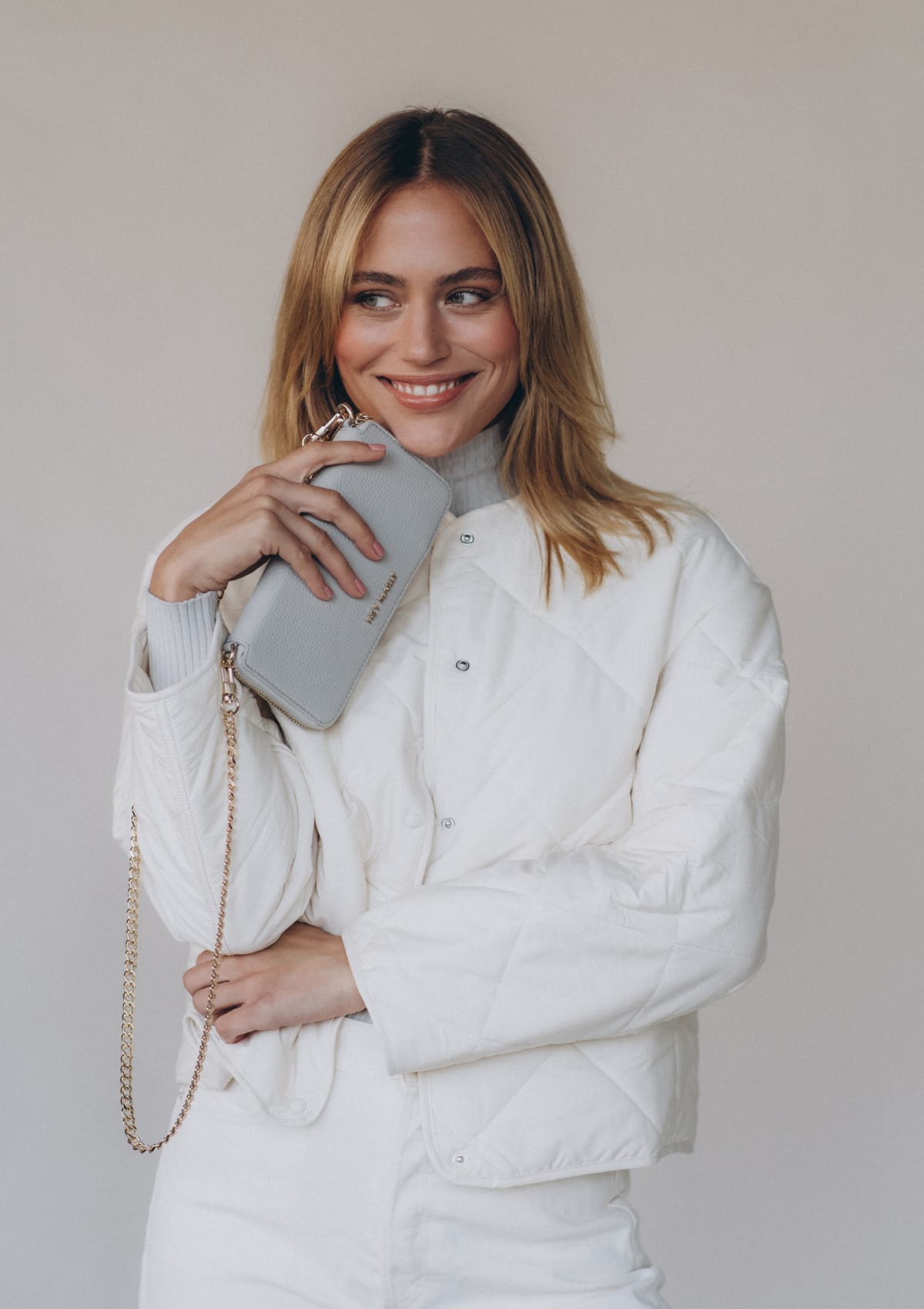 Tragebild mit Model auf neutralem Hintergrund des Produktes Classy Chain in der Farbe Grey
