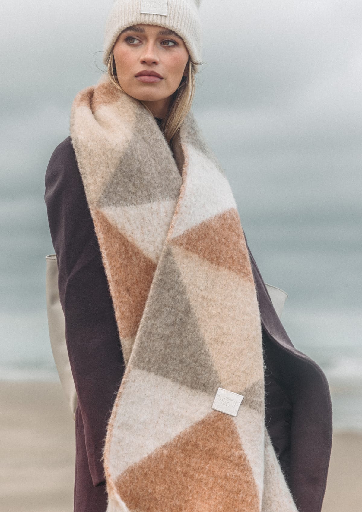 Tragebild mit Model auf neutralem Hintergrund des Produktes Cozy Scarf in der Farbe Crema