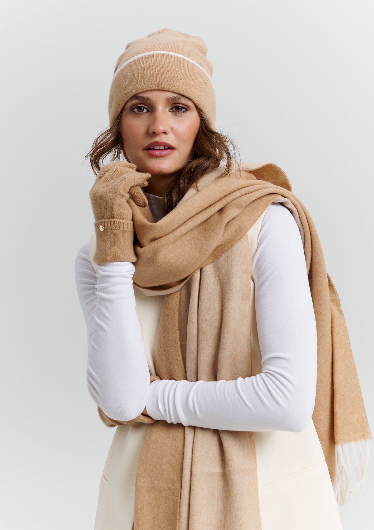 Tragebild mit Model des Produktes Classic Beanie in der Farbe Crema/Sand