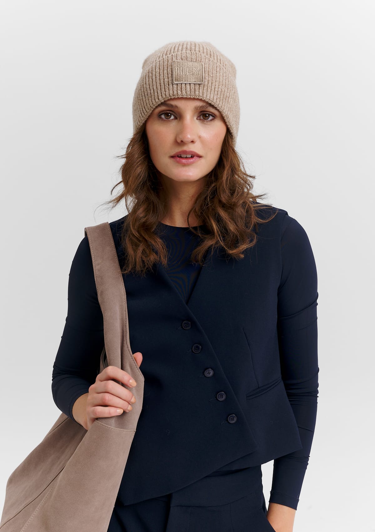 Tragebild mit Model auf neutralem Hintergrund des Produktes Hey Beanie in der Farbe Mocha