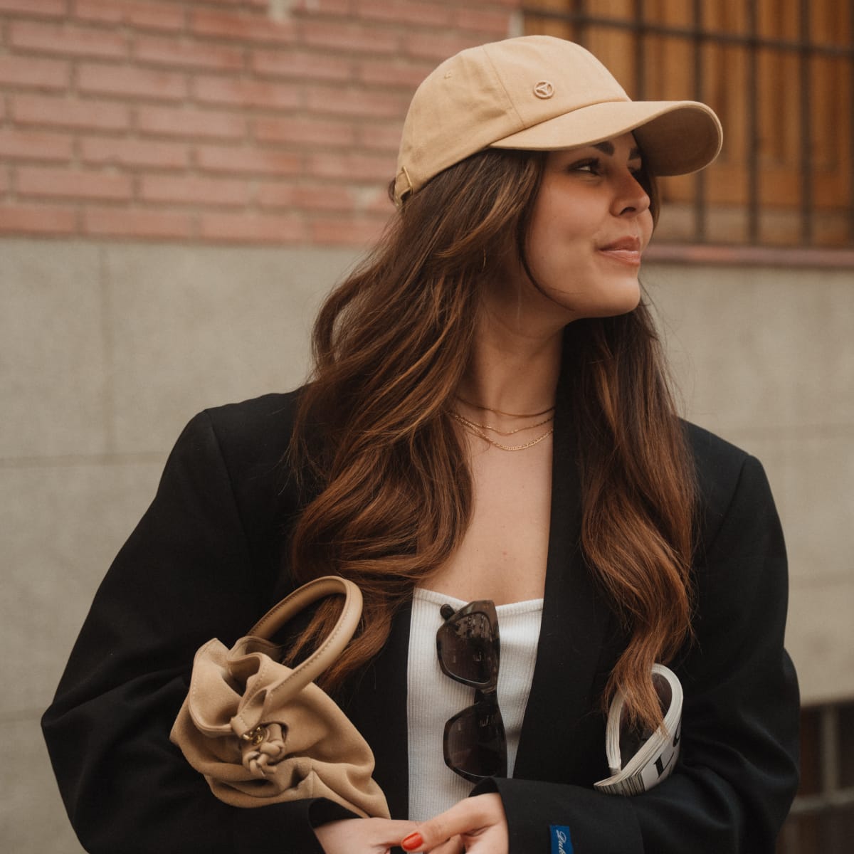 Model mit Cap