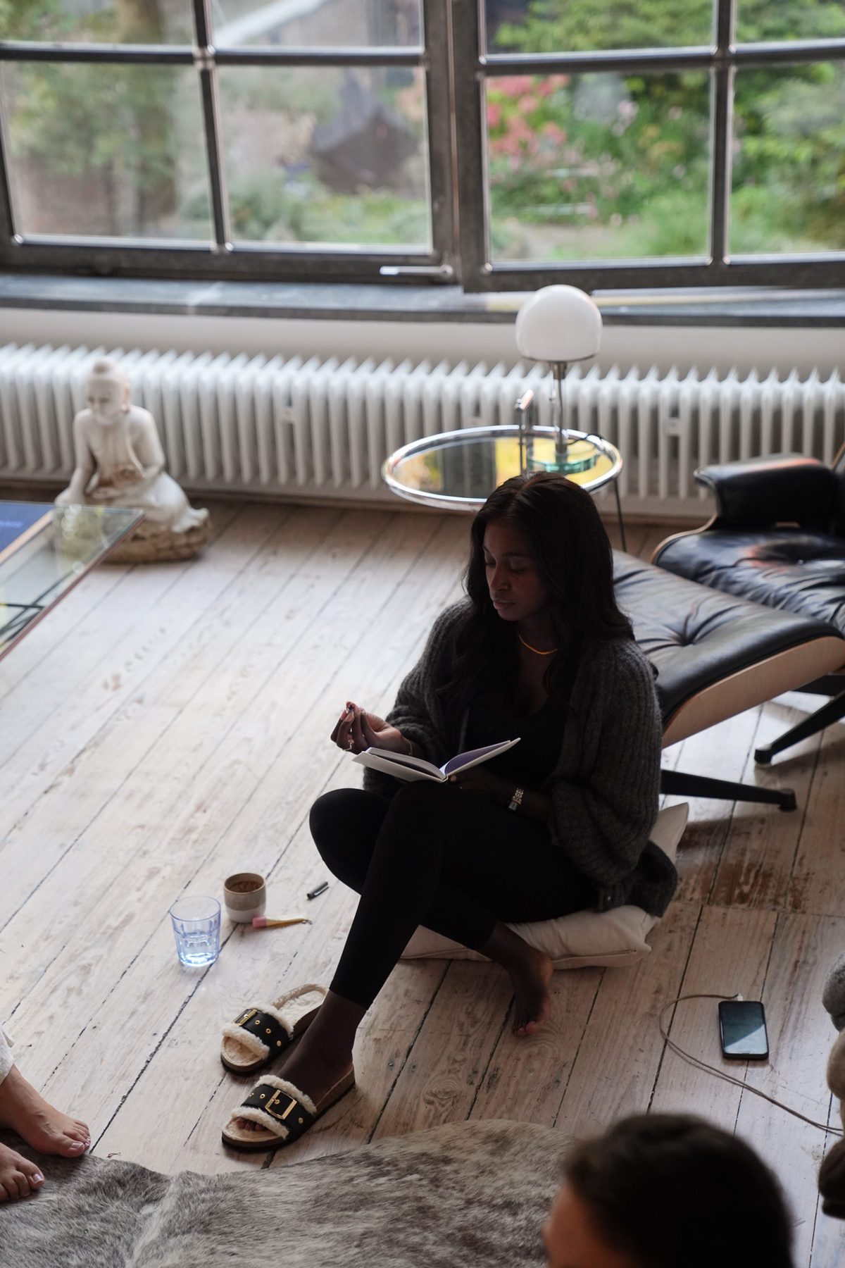 Tragebild mit Model auf neutralem Hintergrund des Produktes Urban Classic in der Farbe Casual Cork Fur Black