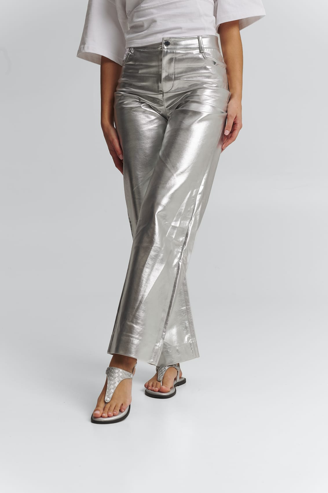 Tragebild mit Model auf neutralem Hintergrund des Produktes Urban Twist in der Farbe Classic Silver