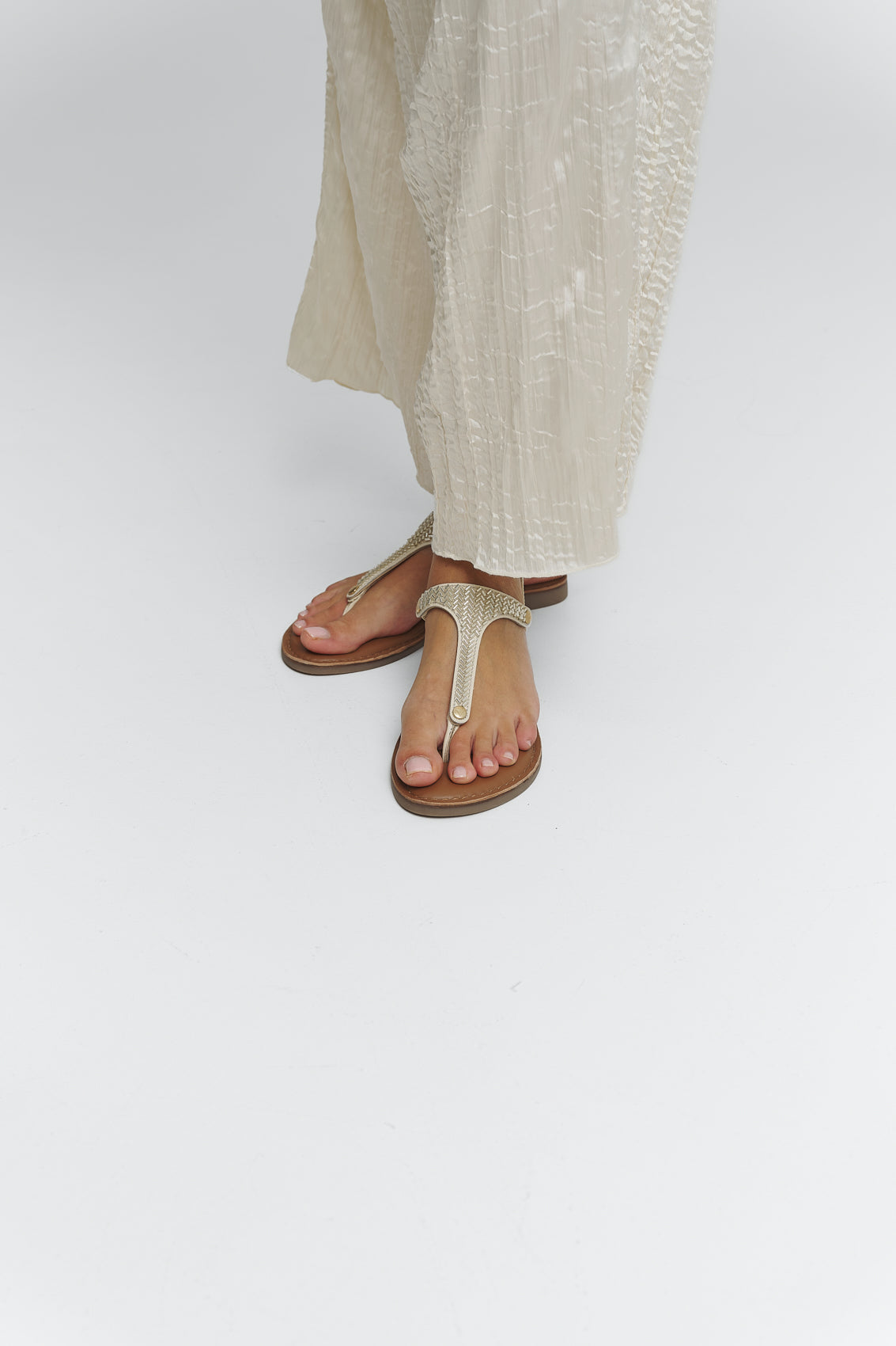 Tragebild mit Model auf neutralem Hintergrund des Produktes Metallic Beads in der Farbe Classic Crema