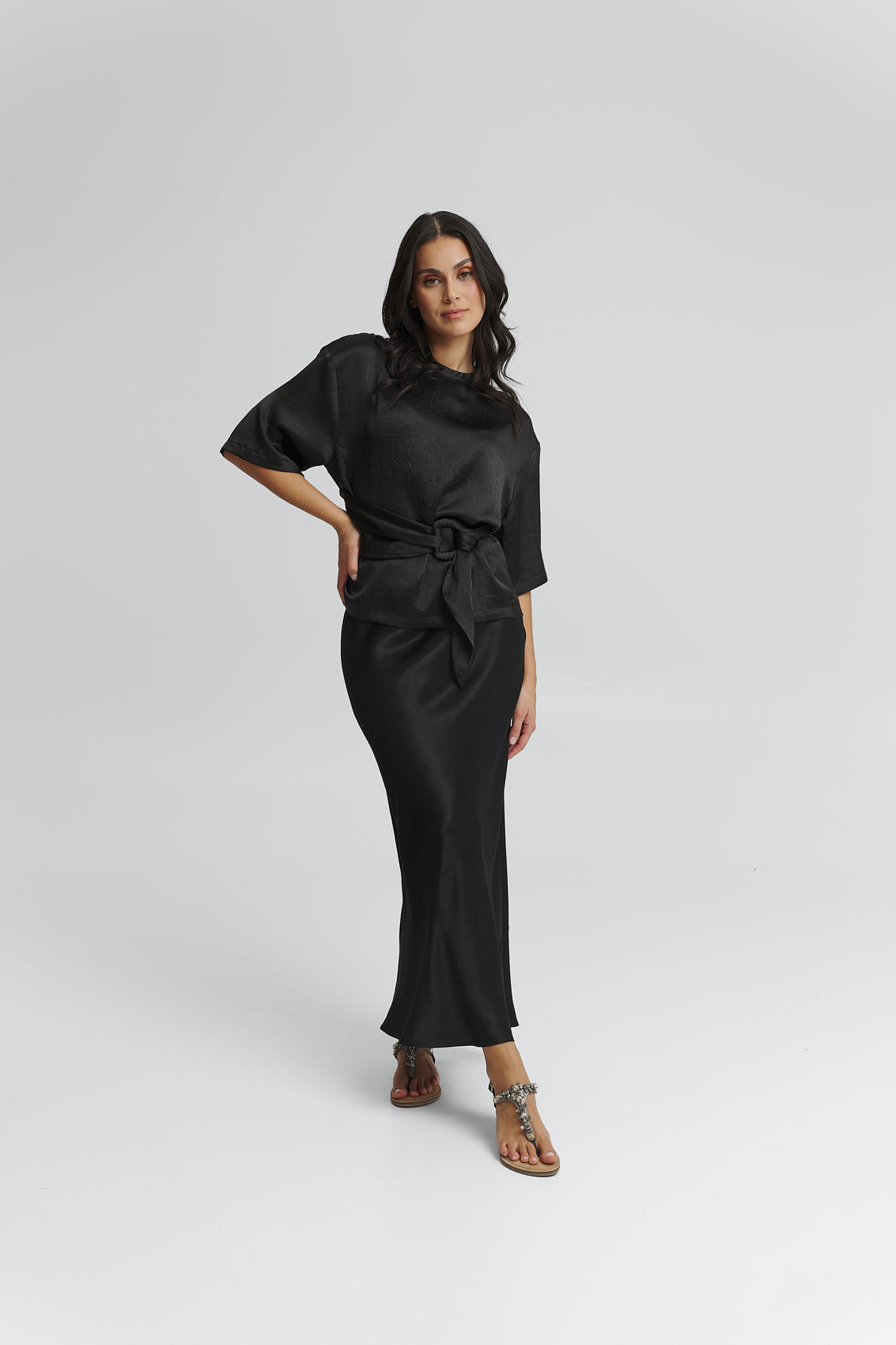 Tragebild mit Model auf neutralem Hintergrund des Produktes Brilliant Life in der Farbe Comfort Black