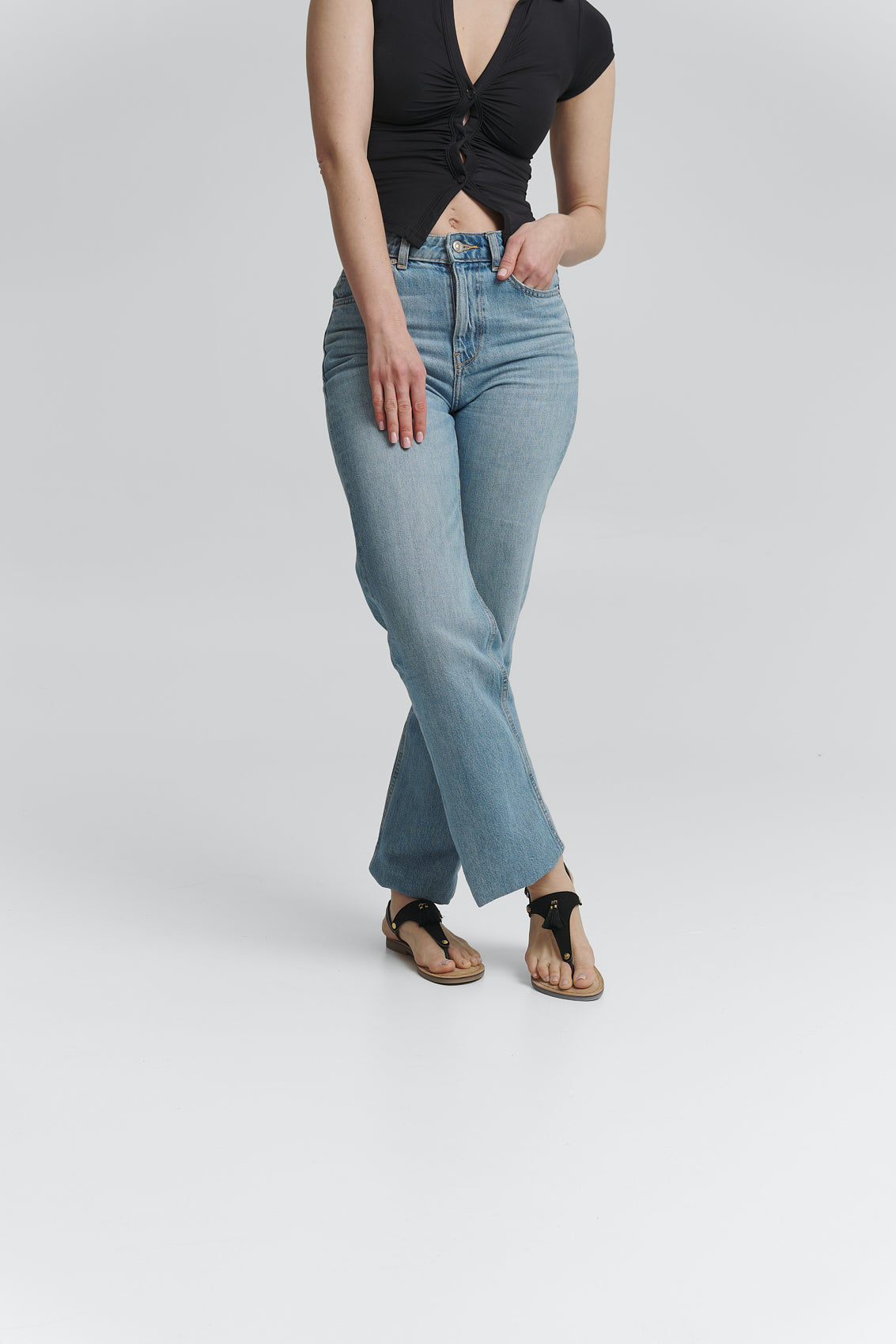 Tragebild mit Model auf neutralem Hintergrund des Produktes Pom de Paris in der Farbe Comfort Black