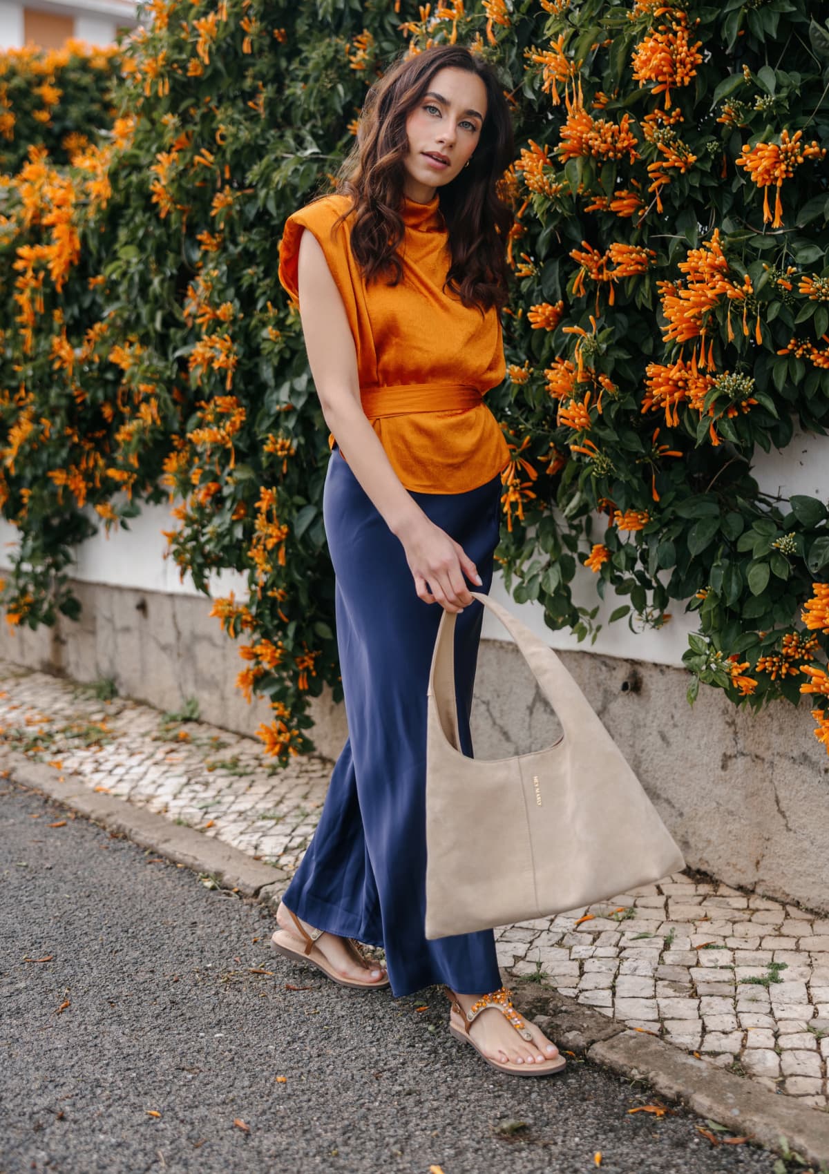 Tragebild mit Model auf neutralem Hintergrund des Produktes Brilliant Life in der Farbe Comfort Cognac