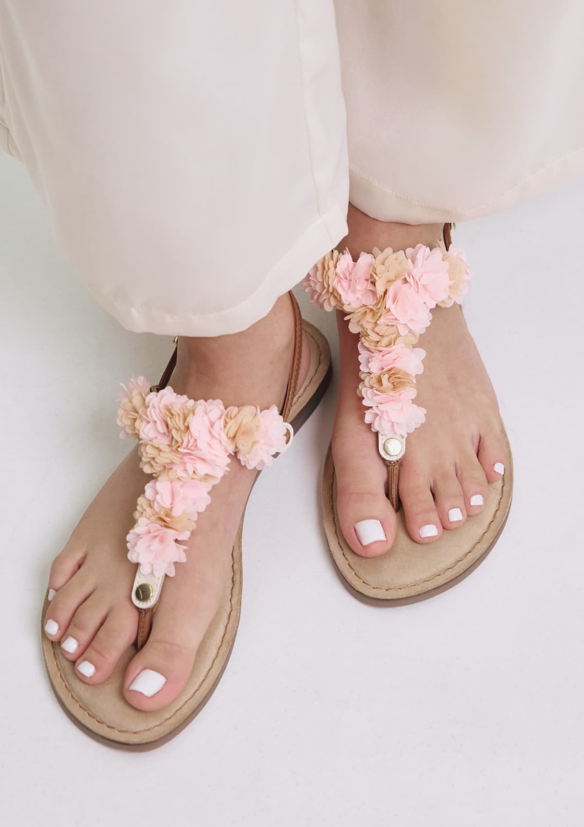 Tragebild mit Model auf neutralem Hintergrund des Produktes Soft Flower in der Farbe Comfort Cognac
