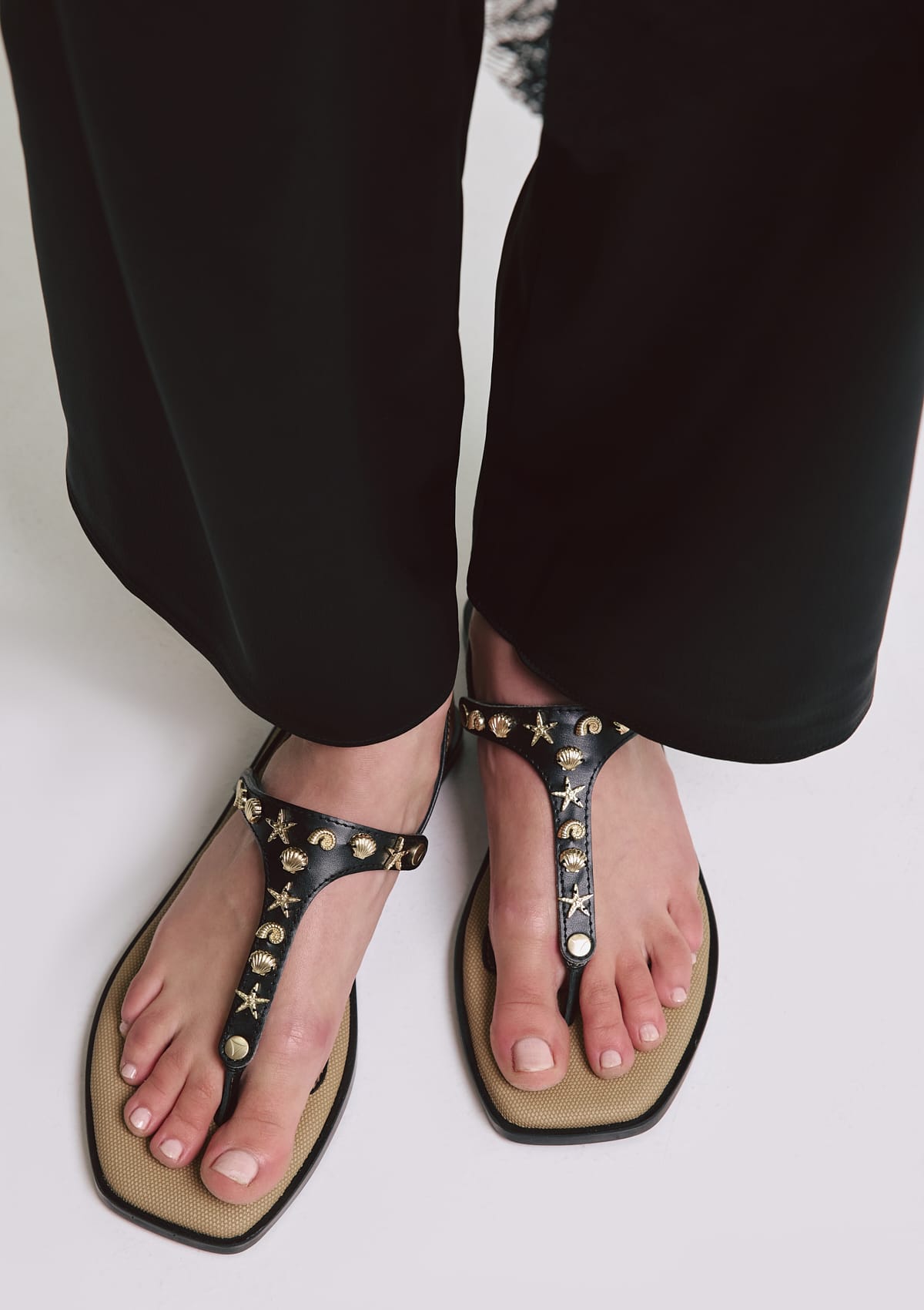 Tragebild mit Model auf neutralem Hintergrund des Produktes Coastal Star in der Farbe Chic Canvas Sand-Black