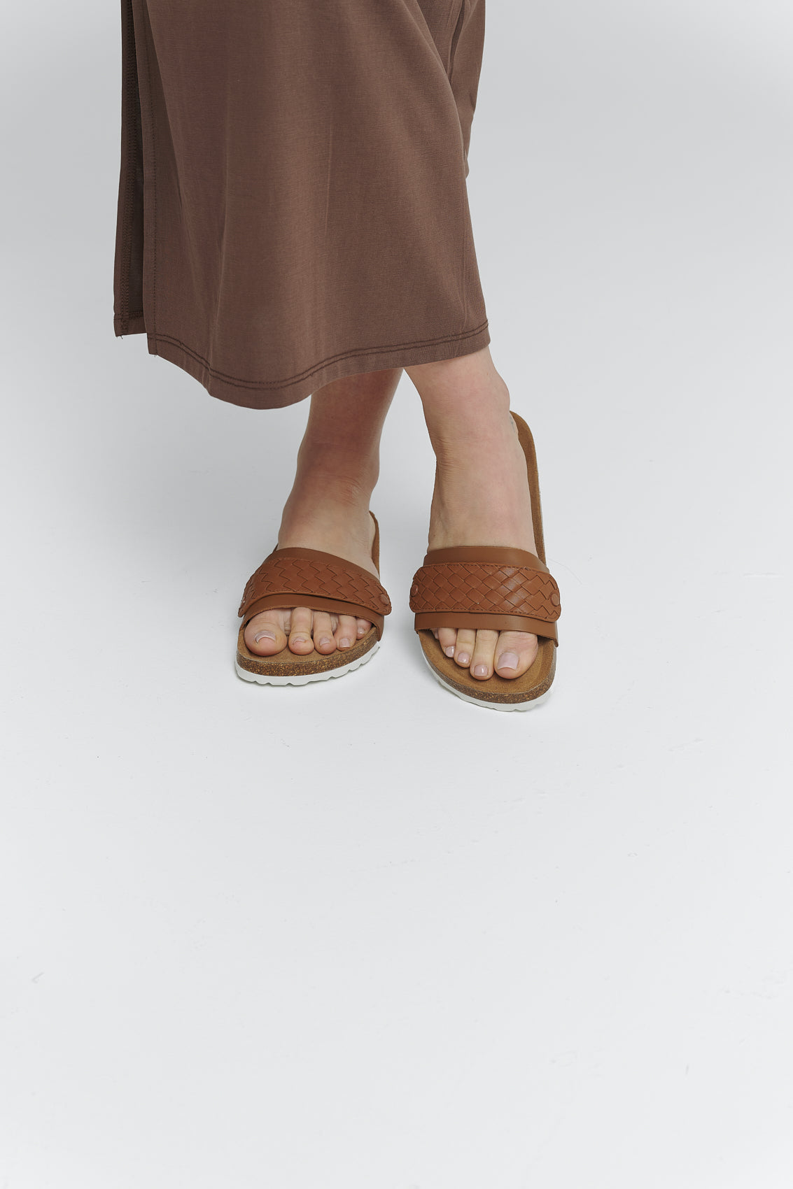 Tragebild mit Model auf neutralem Hintergrund des Produktes Urban Twist in der Farbe Casual Cork Cognac