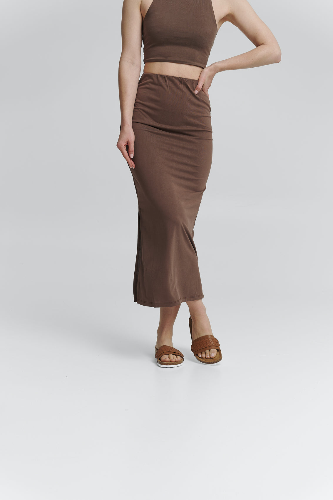 Tragebild mit Model auf neutralem Hintergrund des Produktes Urban Twist in der Farbe Casual Cork Cognac