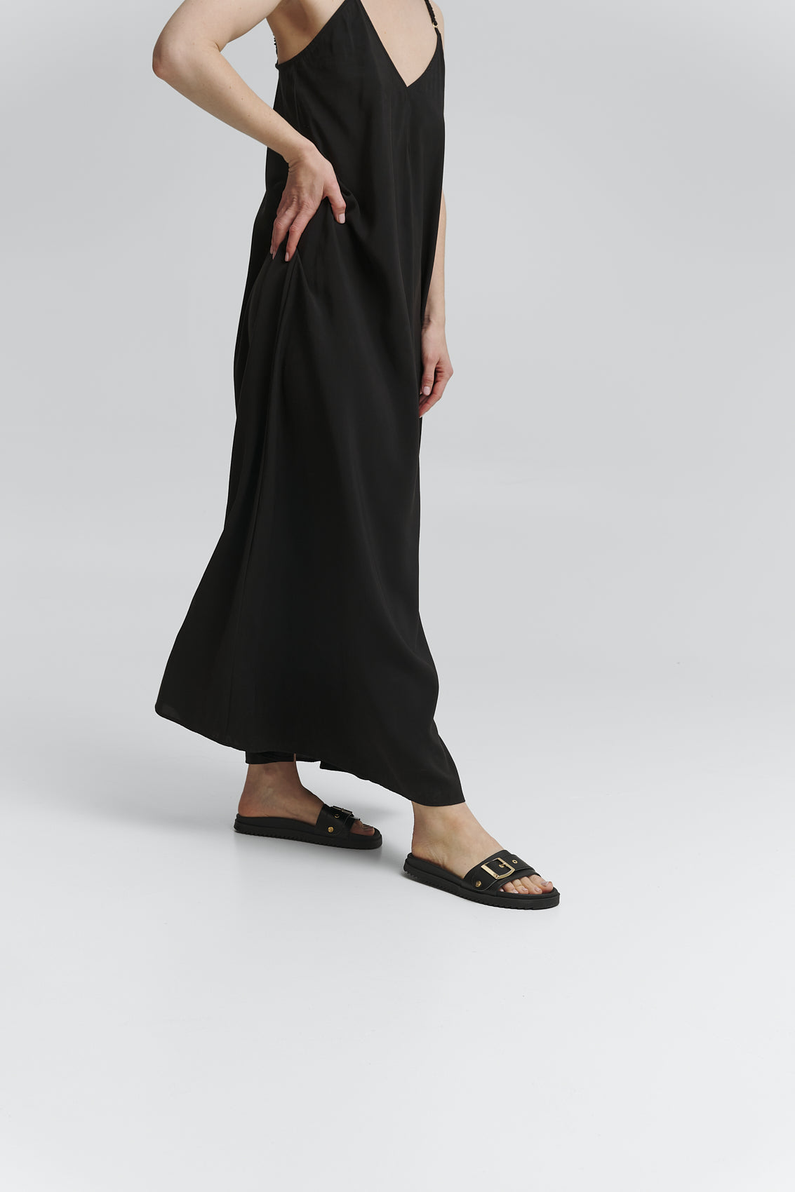 Tragebild mit Model auf neutralem Hintergrund des Produktes Urban Classic in der Farbe Casual Clean Black