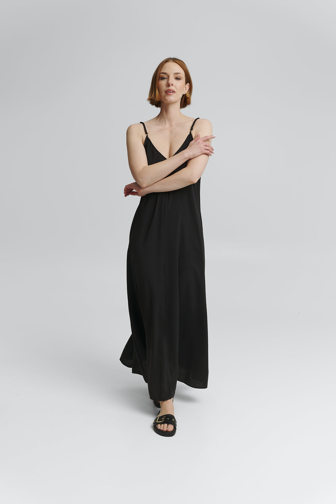 Tragebild mit Model auf neutralem Hintergrund des Produktes Urban Classic in der Farbe Casual Clean Black