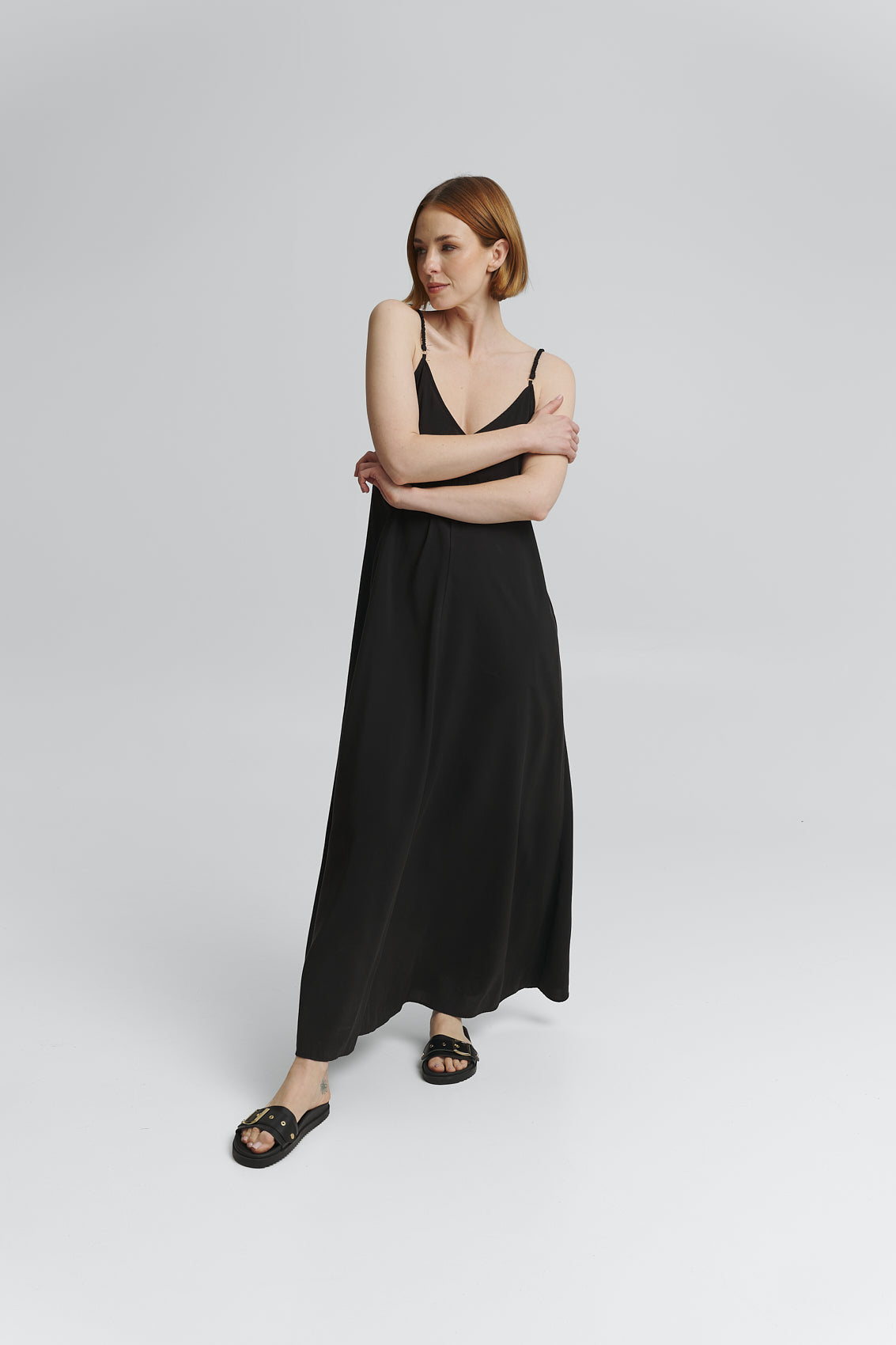 Tragebild mit Model auf neutralem Hintergrund des Produktes Urban Classic in der Farbe Casual Clean Black