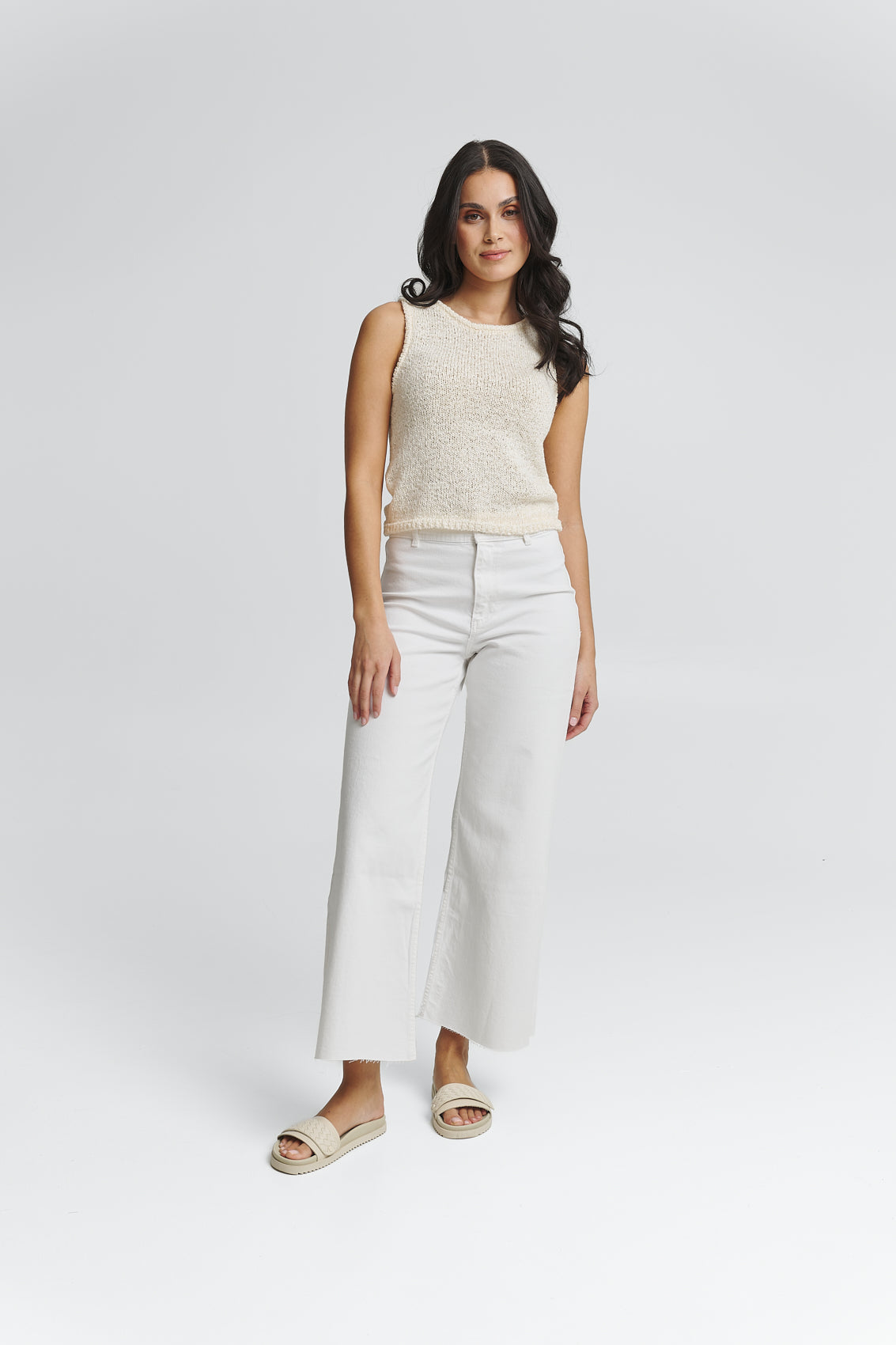 Tragebild mit Model auf neutralem Hintergrund des Produktes Urban Twist in der Farbe Casual Clean Crema
