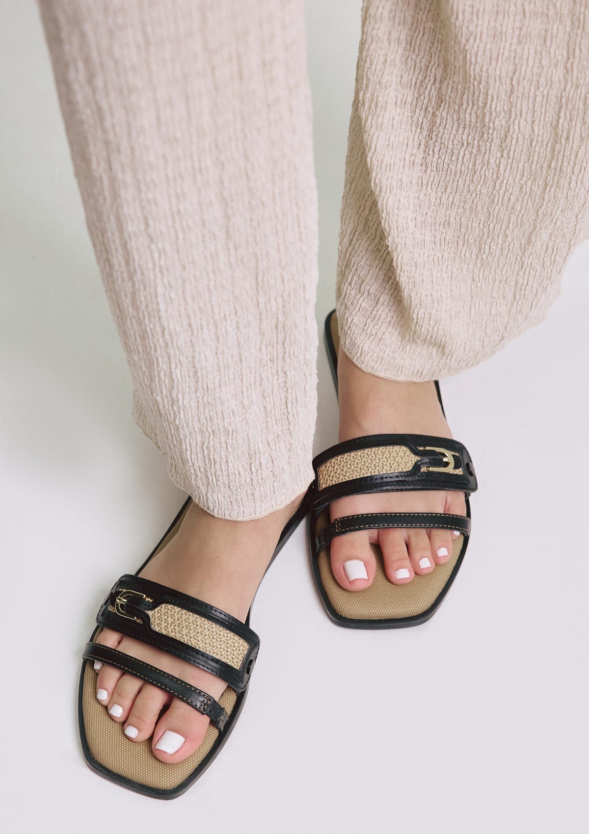 Tragebild mit Model auf neutralem Hintergrund des Produktes Urban Summer in der Farbe Chic Canvas Sand-Black