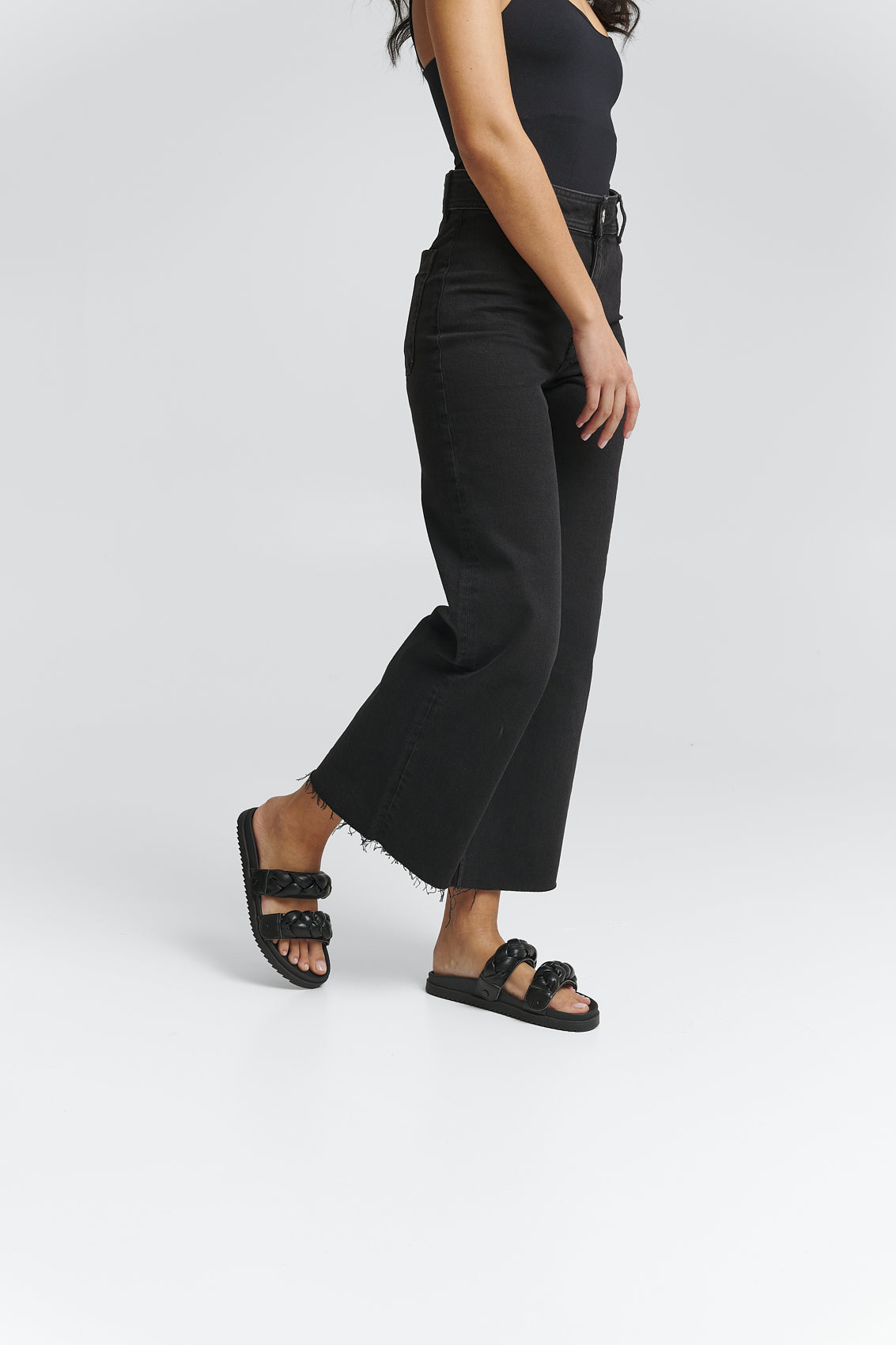 Tragebild mit Model auf neutralem Hintergrund des Produktes Braided in der Farbe Casual Clean Black
