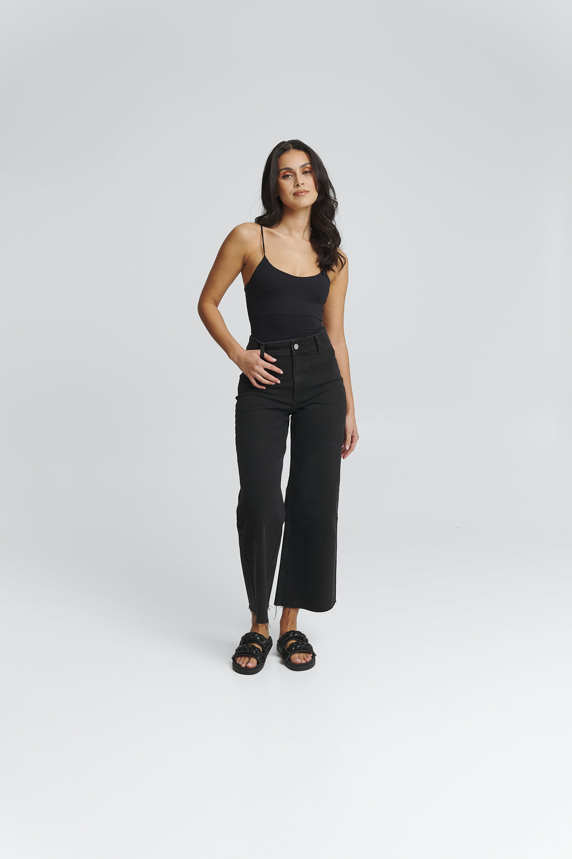 Tragebild mit Model auf neutralem Hintergrund des Produktes Braided in der Farbe Casual Clean Black