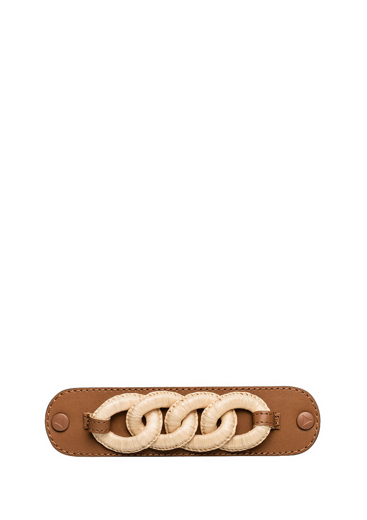 Frontalansicht auf neutralem Hintergrund des Produktes Raffia Chain in der Farbe Cognac