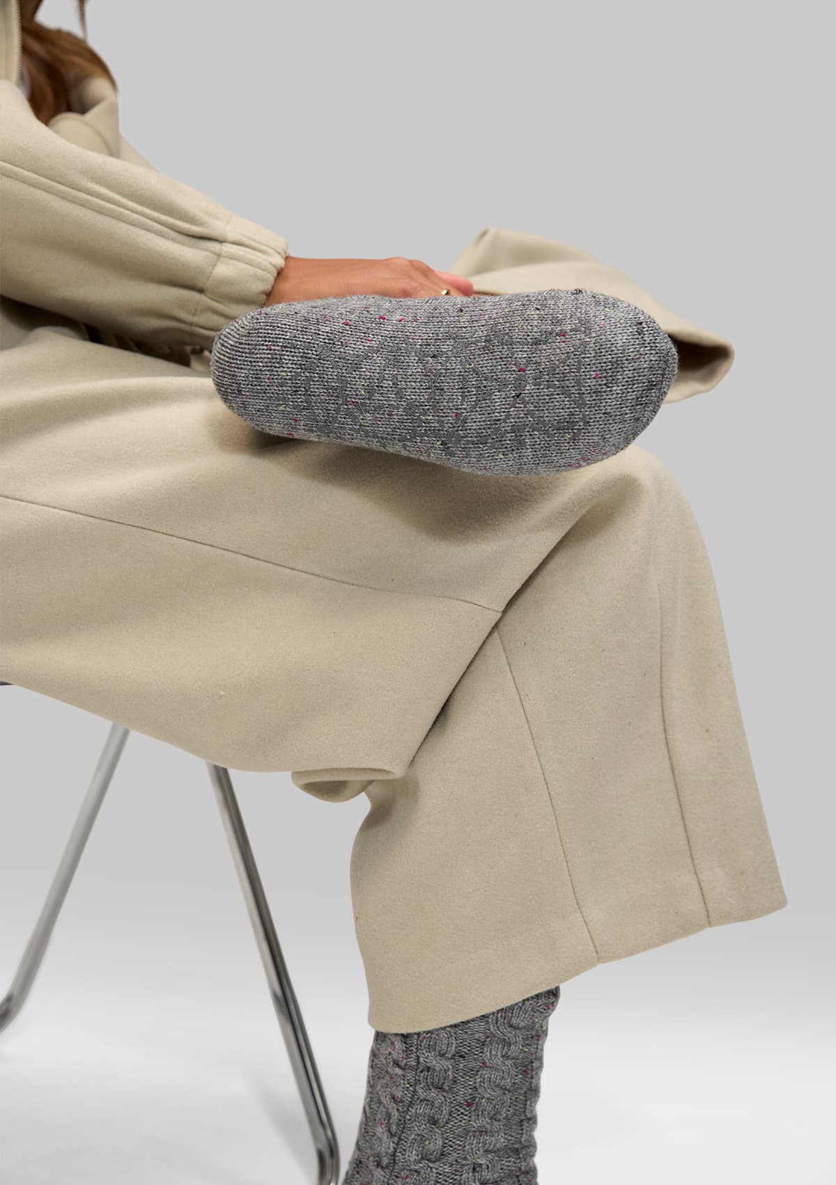 Tragebild mit Model auf neutralem Hintergrund des Produktes Cozy Home Socks in der Farbe Grey
