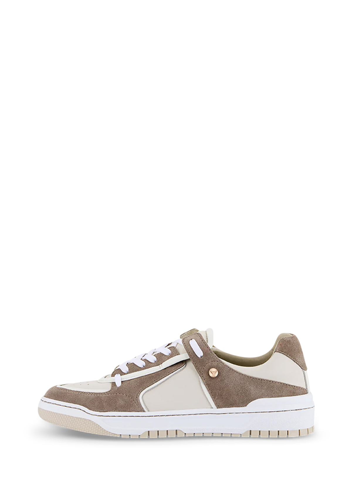 Frontalansicht auf neutralem Hintergrund des Produktes Casual Court24 in der Farbe Mocha