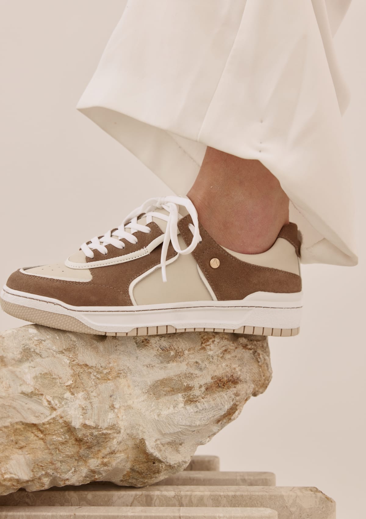 Tragebild mit Model auf neutralem Hintergrund des Produktes Casual Court24 in der Farbe Mocha