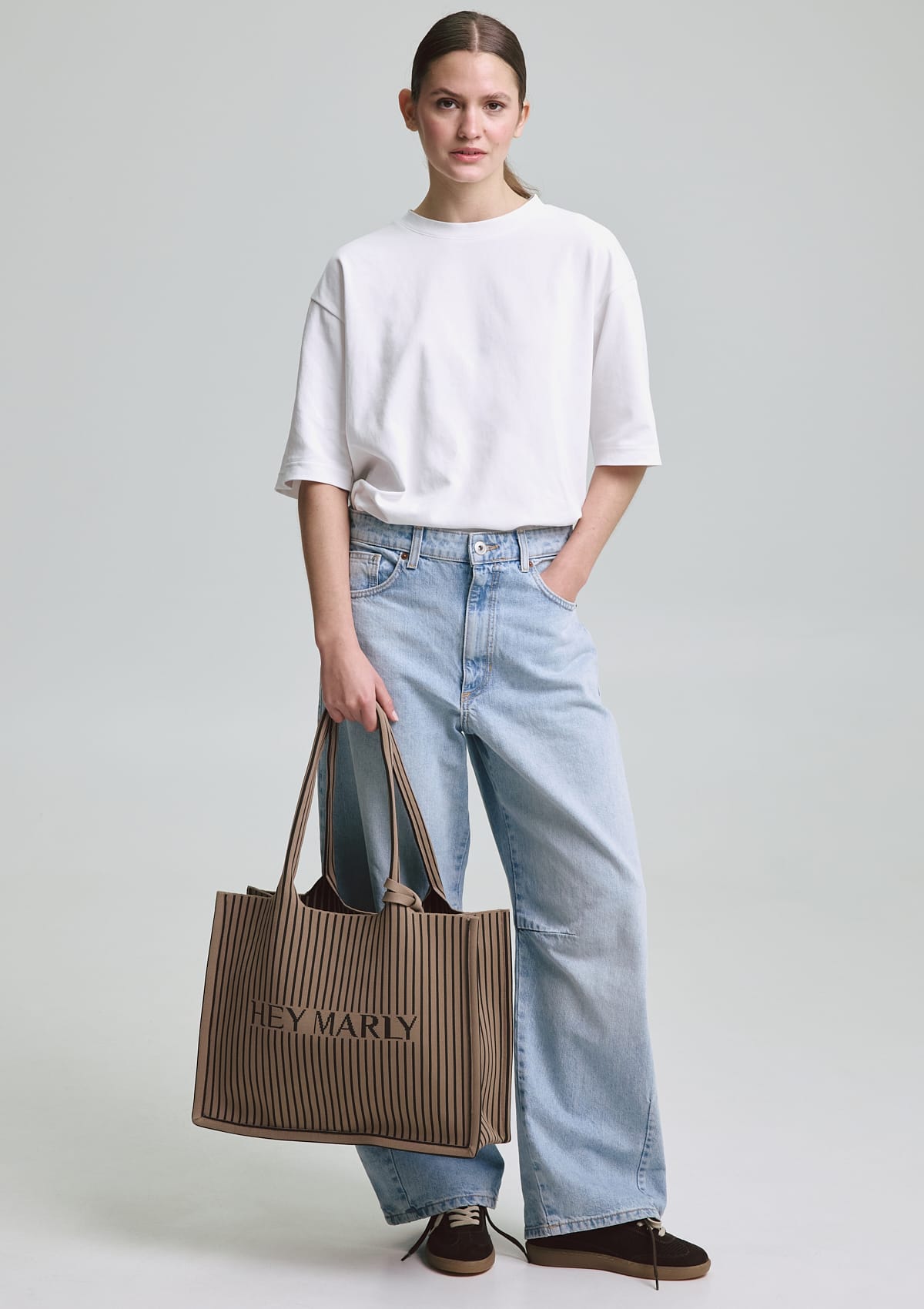 Tragebild mit Model auf neutralem Hintergrund des Produktes Casual Step in der Farbe Coffee-Mocha