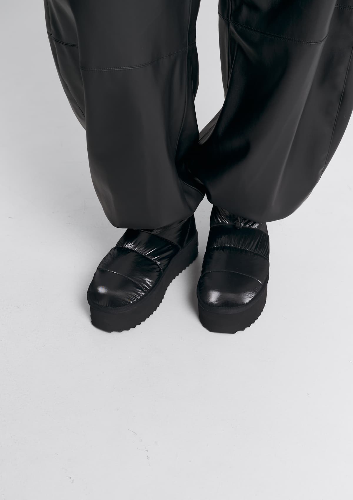 Tragebild mit Model auf neutralem Hintergrund des Produktes Buddy Boot Blaze in der Farbe Black