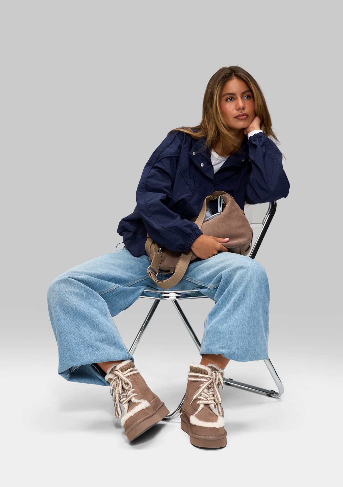 Tragebild mit Model auf neutralem Hintergrund des Produktes Comfy Lace-Up Boot Suede in der Farbe Mocha
