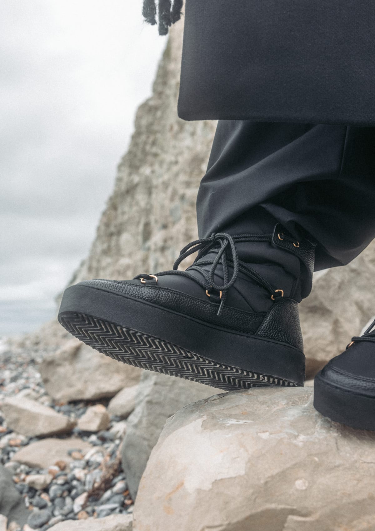 Tragebild mit Model auf neutralem Hintergrund des Produktes Cozy Lace Up in der Farbe Black