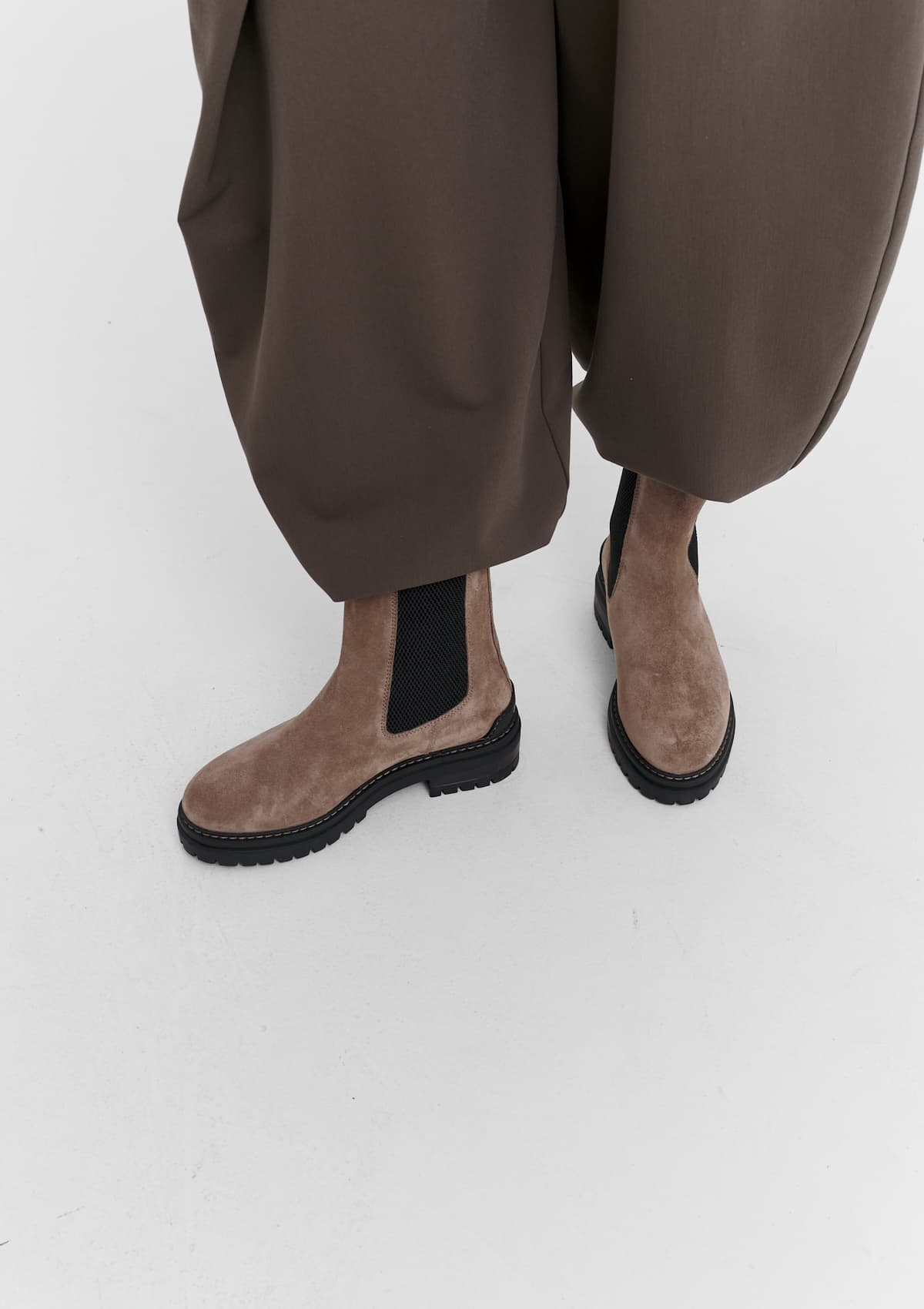 Tragebild mit Model auf neutralem Hintergrund des Produktes City Stroll Suede in der Farbe Mocha