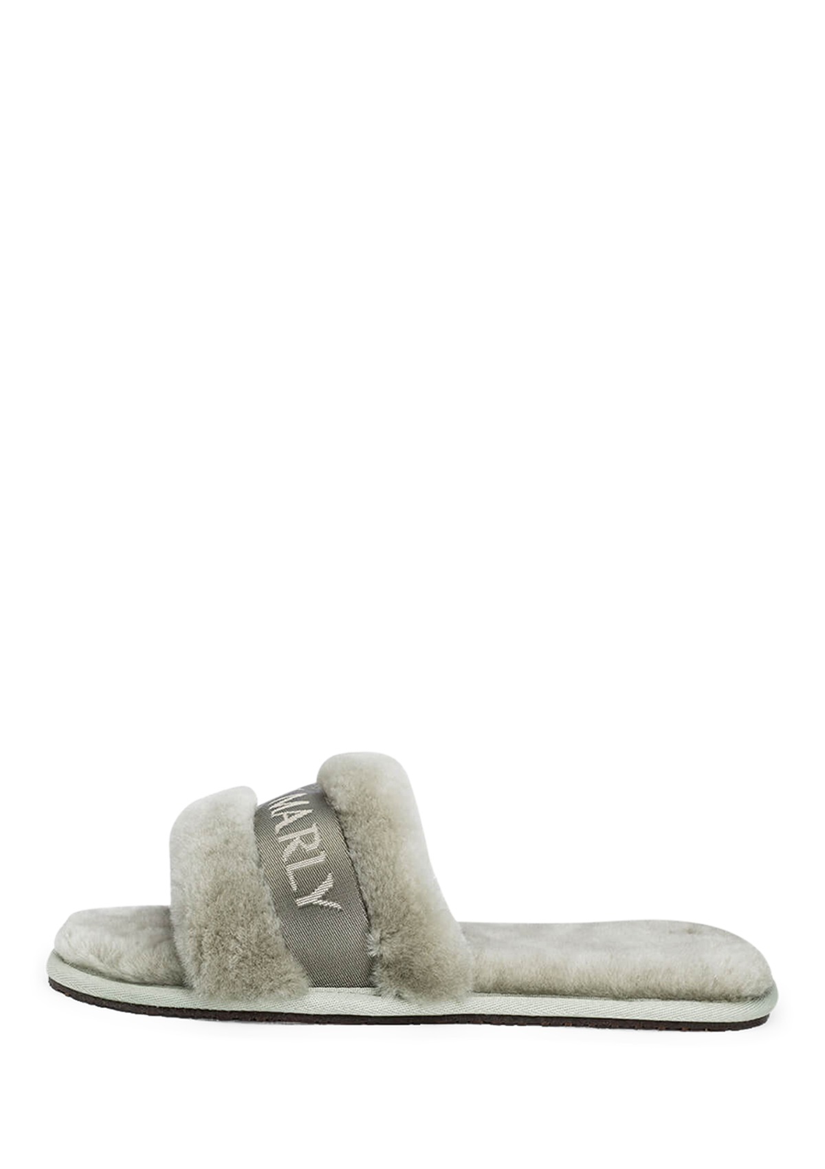 Seitenansicht auf neutralem Hintergrund des Produktes Slipper Signature in der Farbe Desert Sage