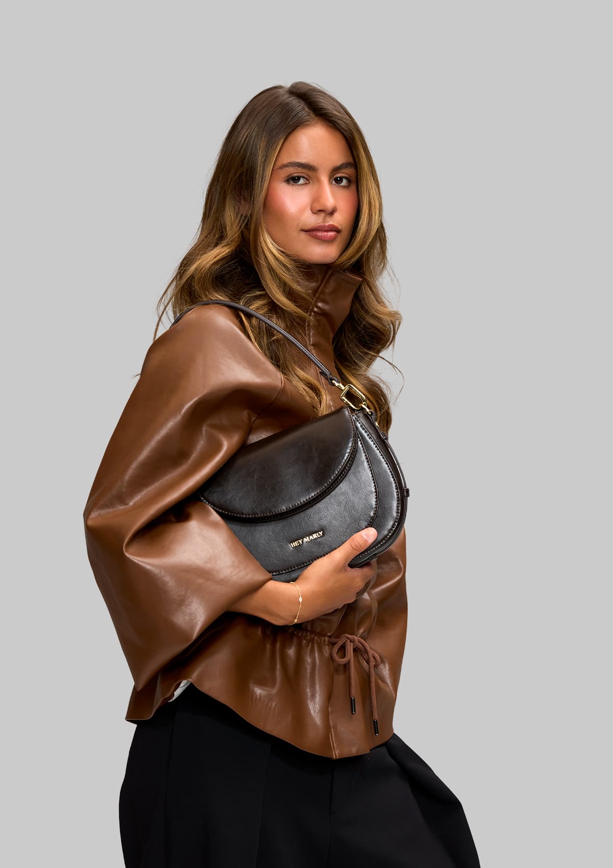 Tragebild mit Model auf neutralem Hintergrund des Produktes Big Sister Glossy in der Farbe Coffee