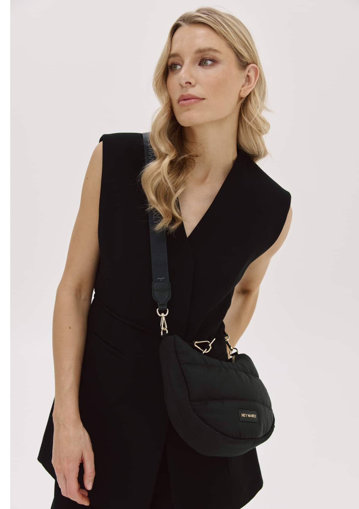Tragebild mit Model auf neutralem Hintergrund des Produktes Lifetime Buddy S in der Farbe Black in der Größe S