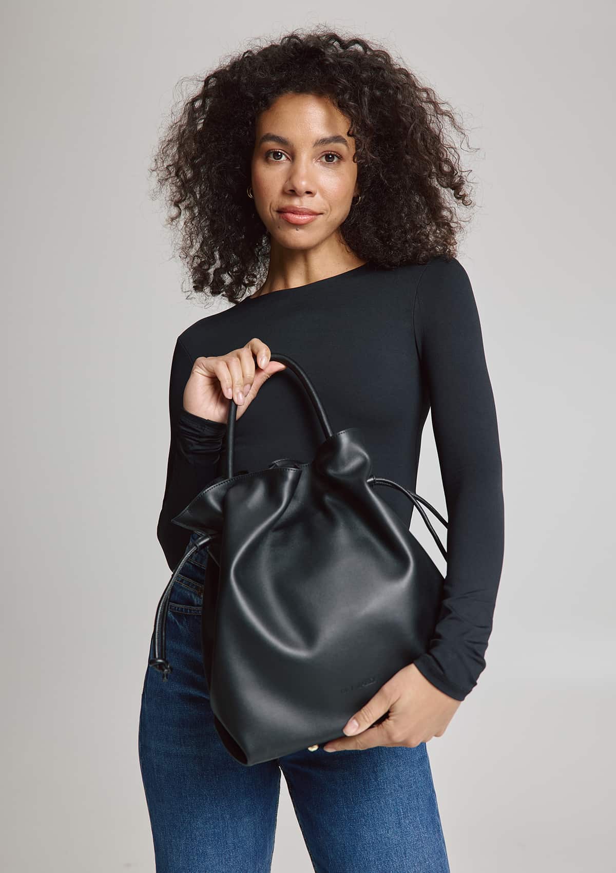 Tragebild mit Model auf neutralem Hintergrund des Produktes Cool Companion M in der Farbe Black in der Größe M