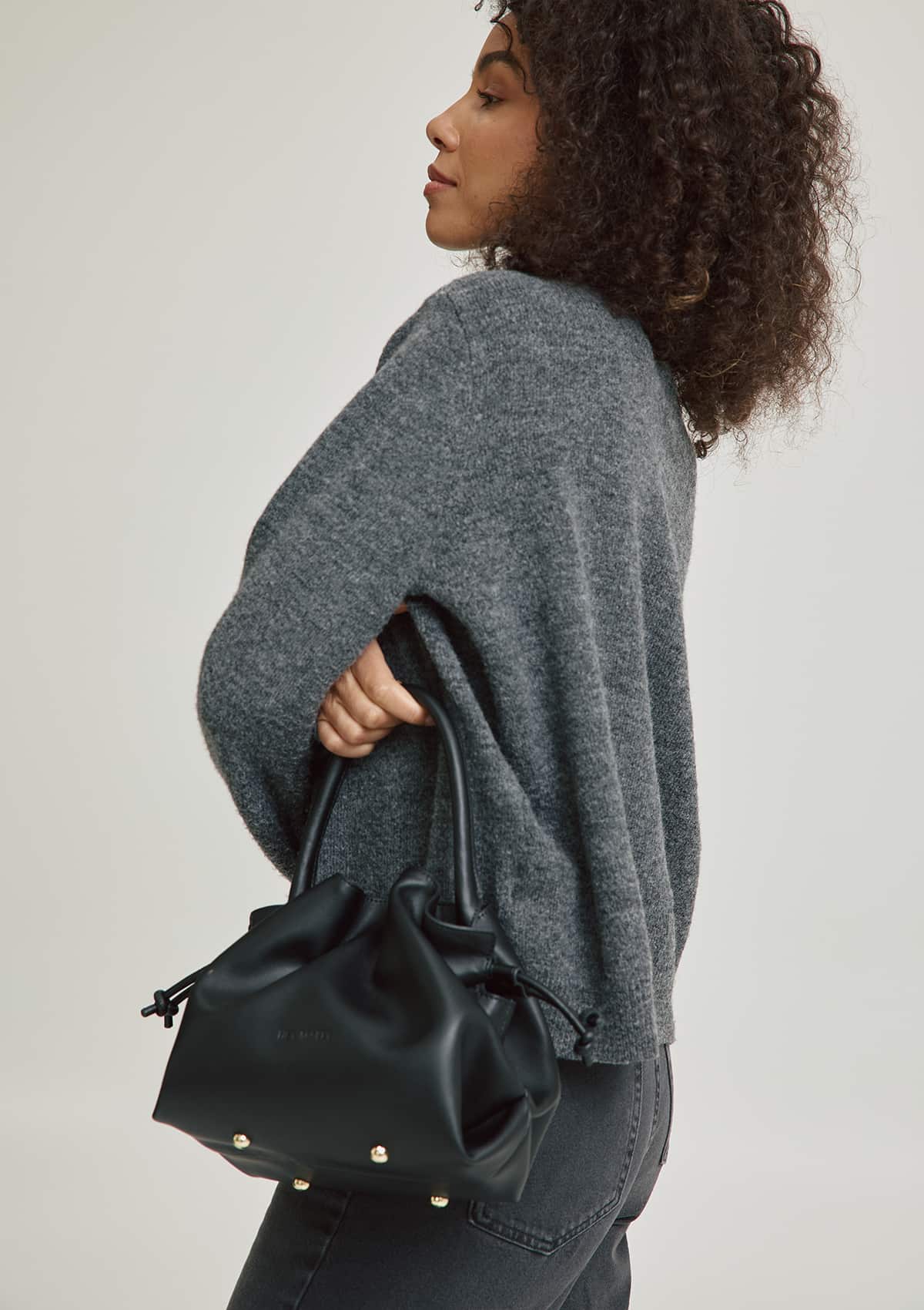 Tragebild mit Model auf neutralem Hintergrund des Produktes Cool Companion S in der Farbe Black in der Größe S