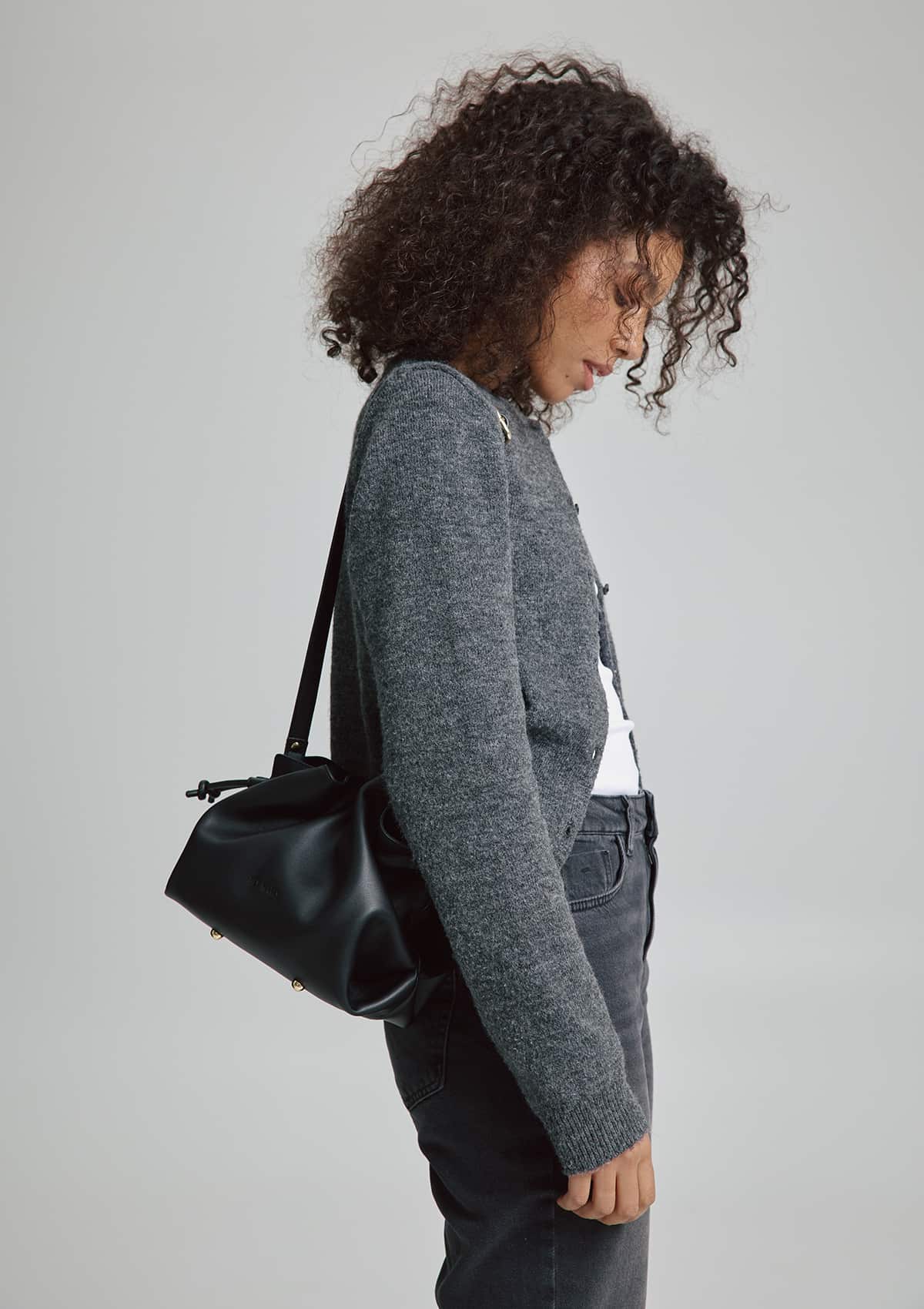 Tragebild mit Model auf neutralem Hintergrund des Produktes Cool Companion S in der Farbe Black in der Größe S