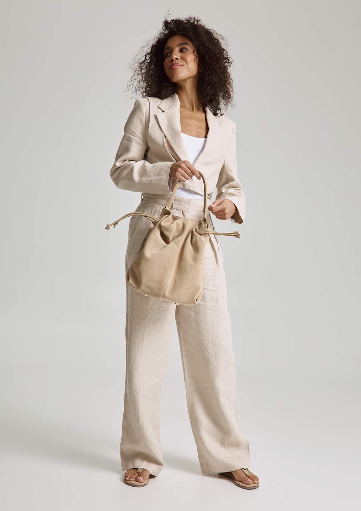 Tragebild mit Model auf neutralem Hintergrund des Produktes Cool Companion Suede M in der Farbe Sand in der Größe M