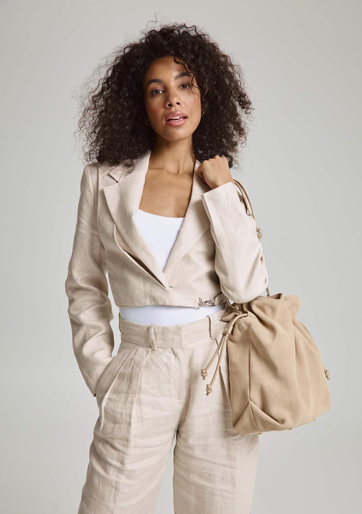 Tragebild mit Model auf neutralem Hintergrund des Produktes Cool Companion Suede M in der Farbe Sand in der Größe M