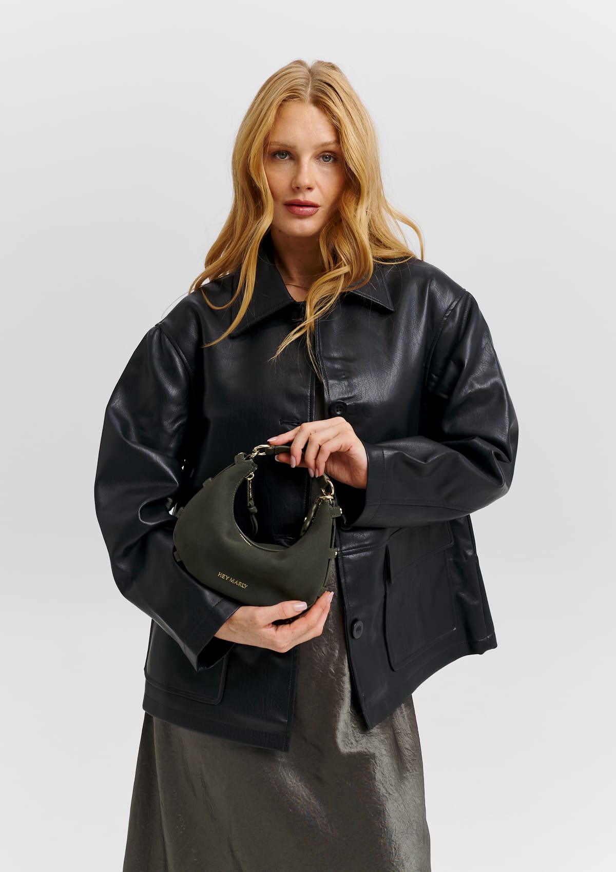 Tragebild mit Model auf neutralem Hintergrund des Produktes Lifetime Sister Suede S in der Farbe Forest in der Größe S