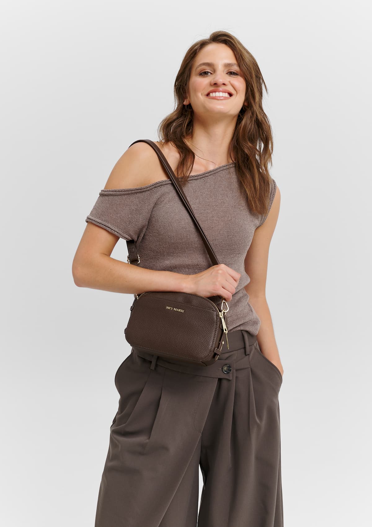 Tragebild mit Model auf neutralem Hintergrund des Produktes Style Mate in der Farbe Coffee