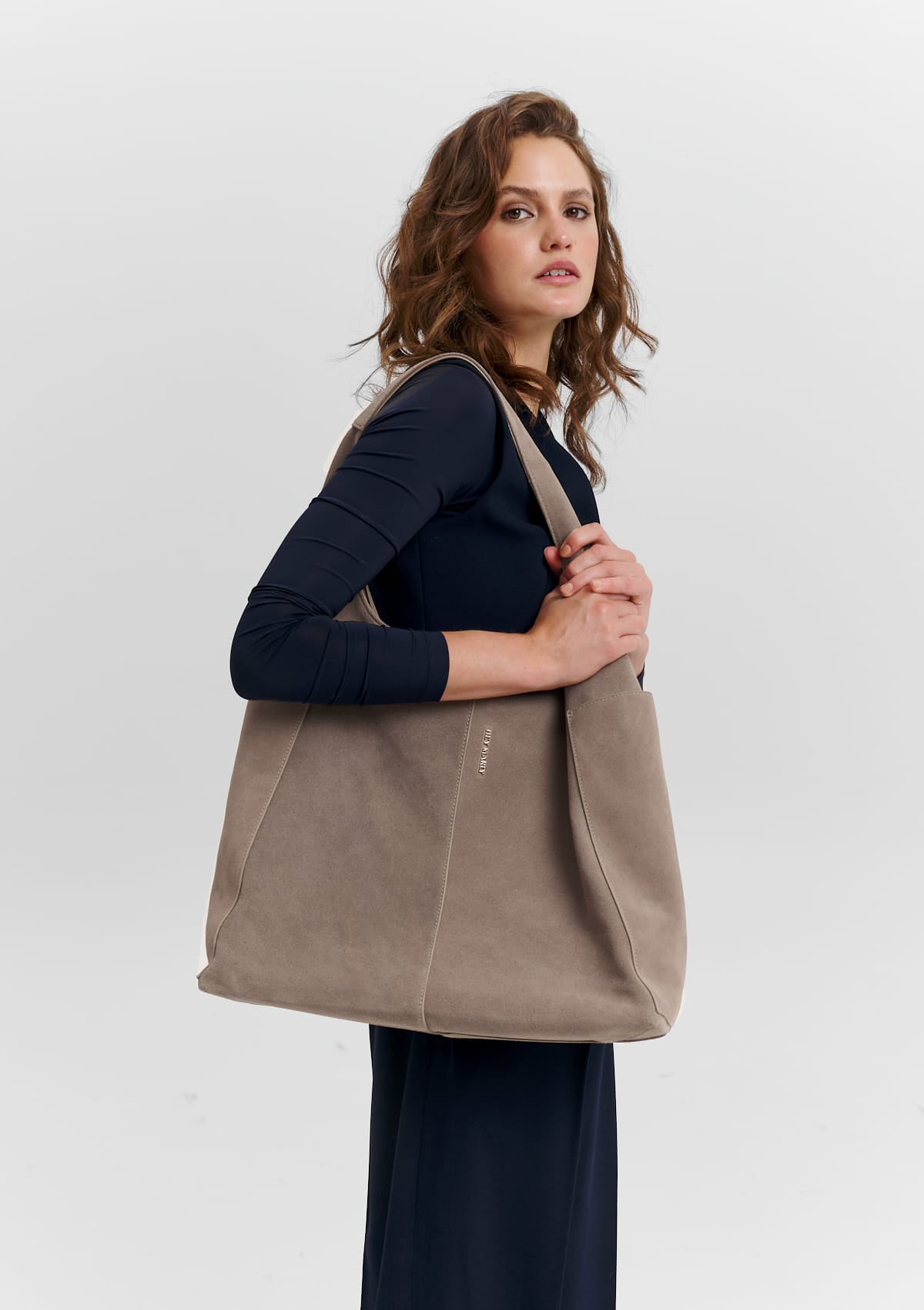 Tragebild mit Model auf neutralem Hintergrund des Produktes Alltime Lover Suede L in der Farbe Mocha in der Größe L