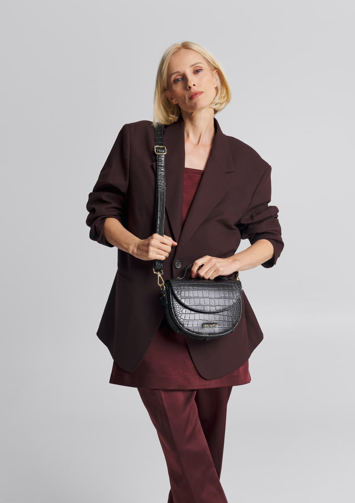 Tragebild mit Model auf neutralem Hintergrund des Produktes Soul Sister Croco in der Farbe Black