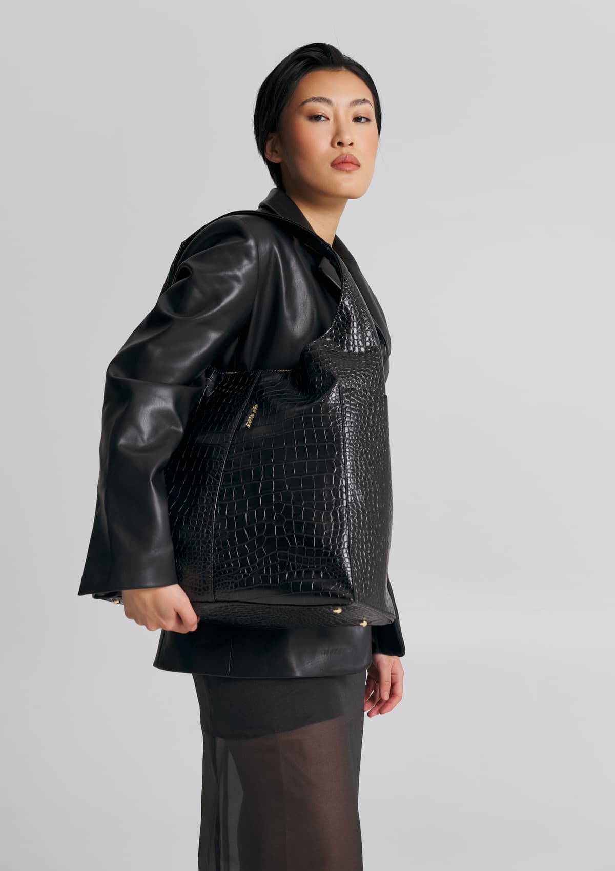 Tragebild mit Model auf neutralem Hintergrund des Produktes Alltime Lover Croco in der Farbe Black