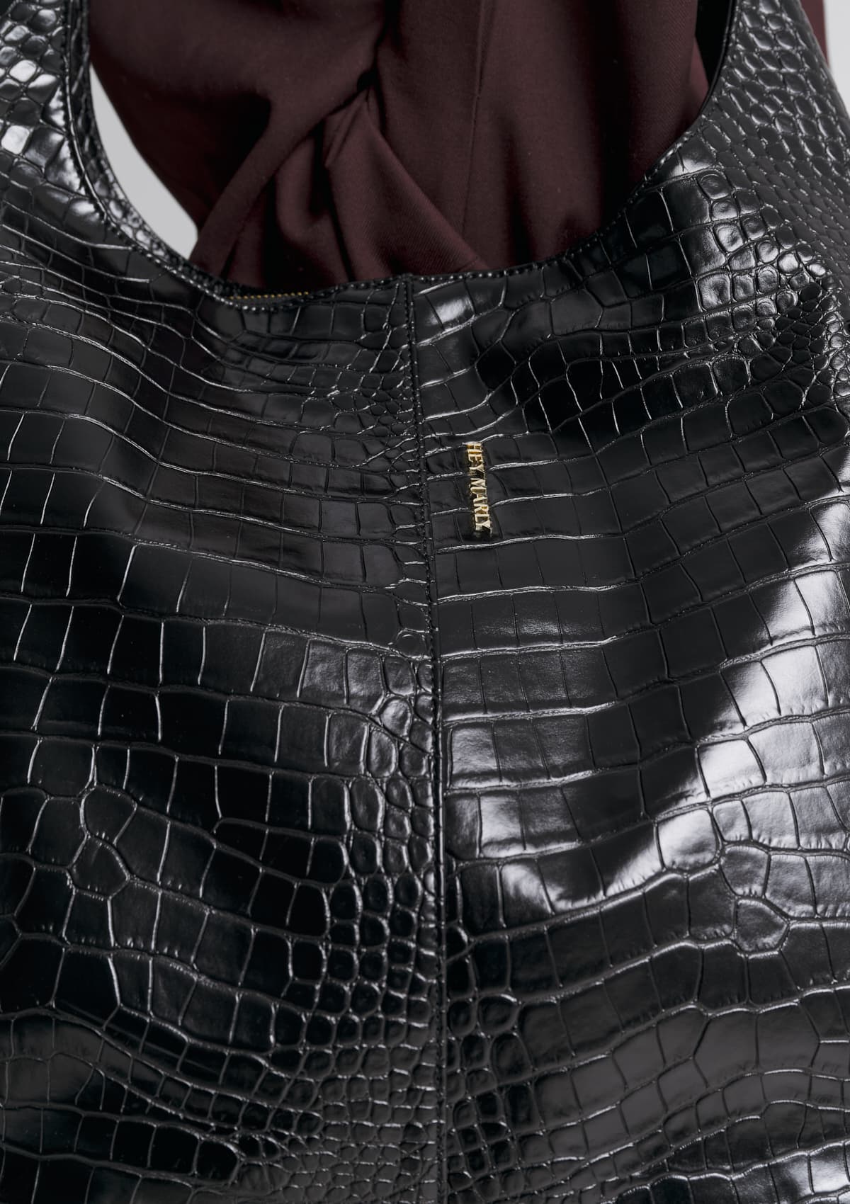 Tragebild mit Model auf neutralem Hintergrund des Produktes Alltime Lover Croco in der Farbe Black