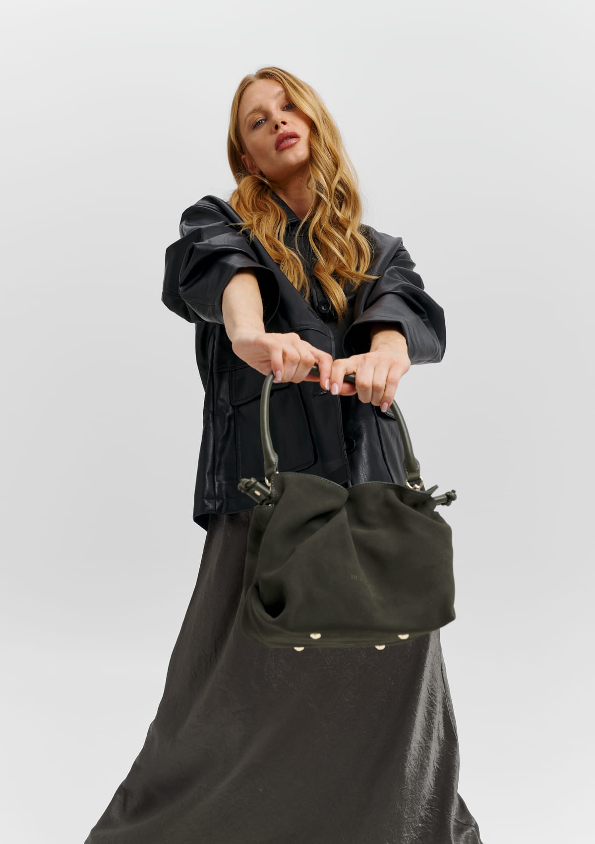 Tragebild mit Model auf neutralem Hintergrund des Produktes Cool Companion Suede S in der Farbe Forest in der Größe S