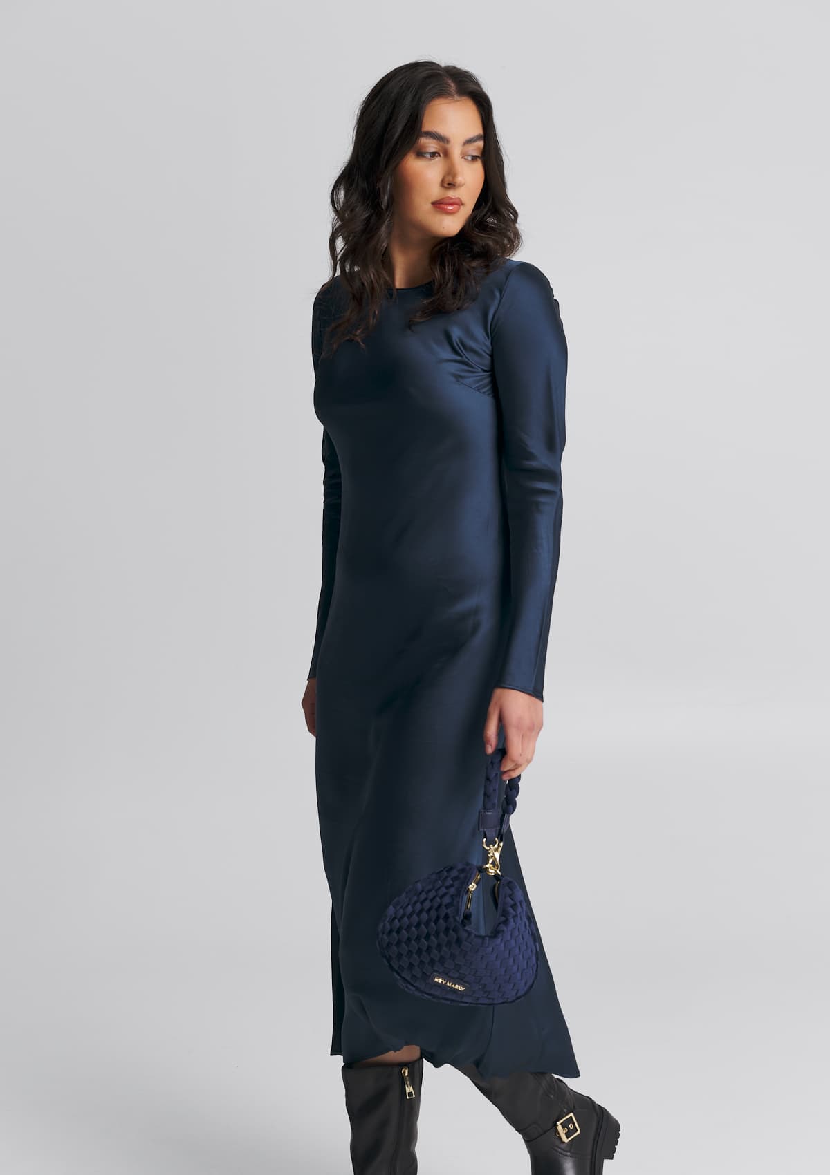 Tragebild mit Model auf neutralem Hintergrund des Produktes Lifetime Lover Velvet S in der Farbe Blue in der Größe S